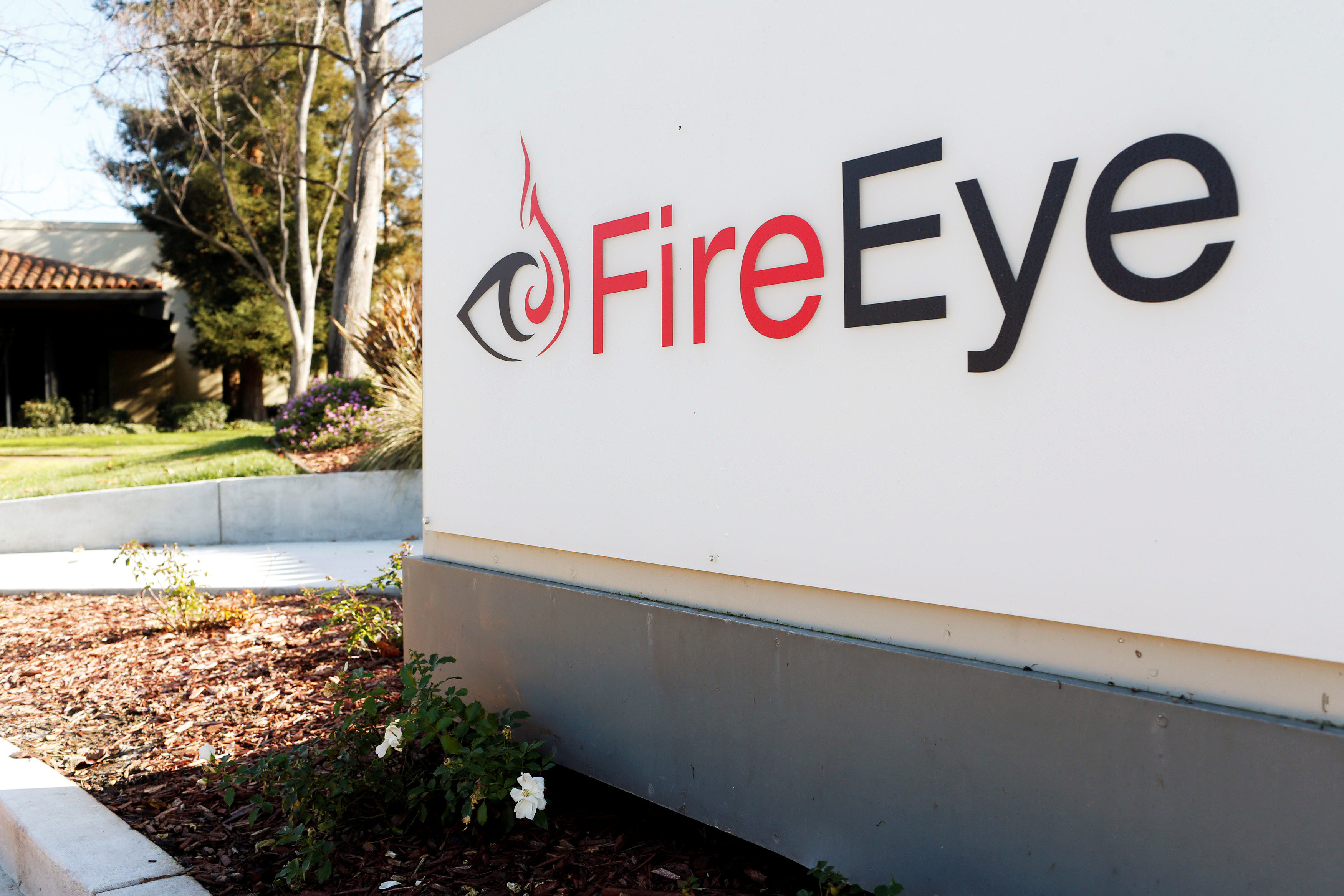 El logo de FireEye fuera de las oficinas de la compañía en Milpitas, California (REUTERS/Beck Diefenbach)