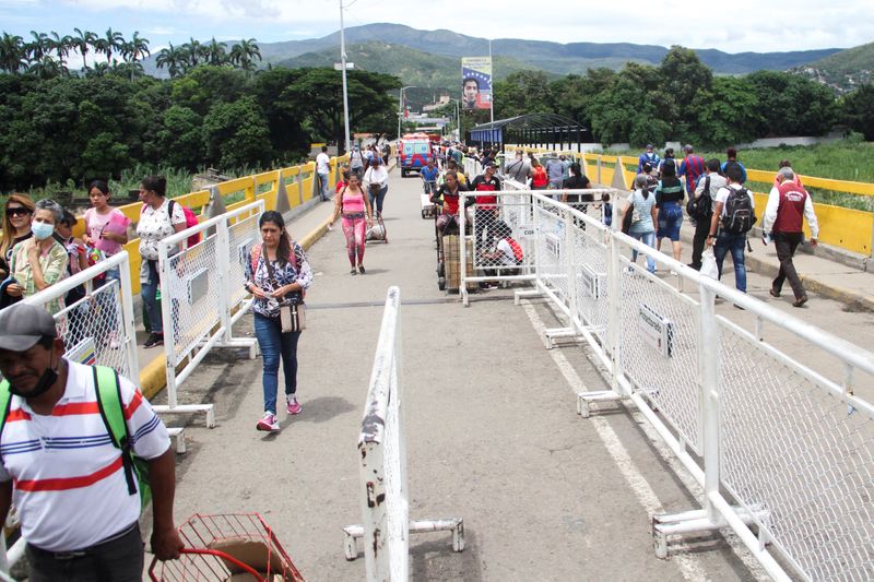 Personas cruzan el puente internacional Simón Bolívar en la frontera entre Colombia y Venezuela, en Villa del Rosario, Colombia (REUTERS/Carlos Eduardo Ramírez/Archivo)