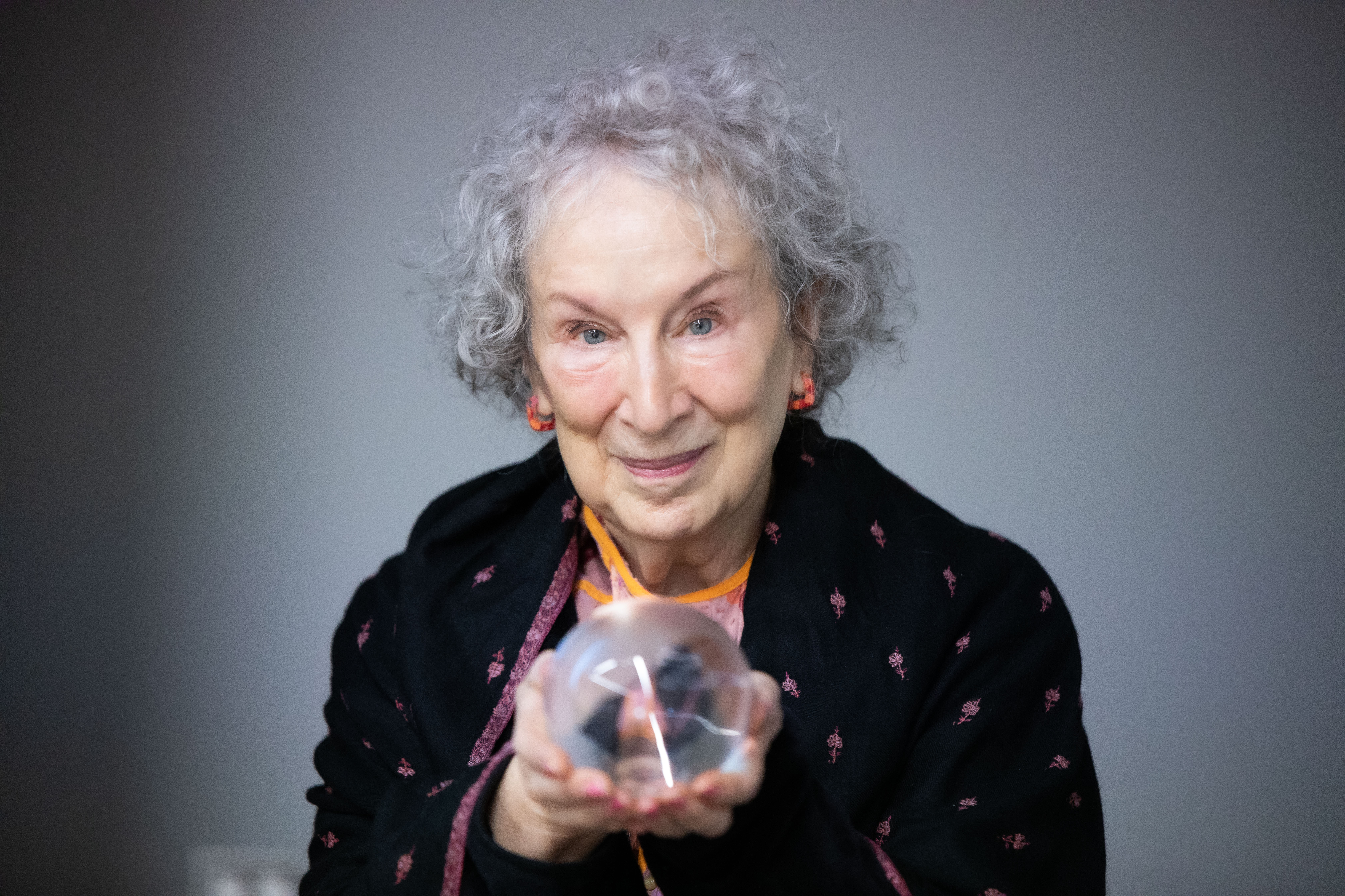 Poeta, novelista, crítica literaria, ensayista, profesora, activista medioambiental e inventora canadiense Margaret Atwood. Foto: Leonardo Cendamo/Getty Images