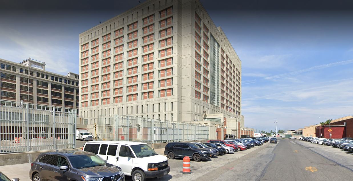 El Centro de Detención Metropolitano de Brooklyn, donde se encuentra confinado Genaro García Luna (Foto: Google Maps/Nueva York)