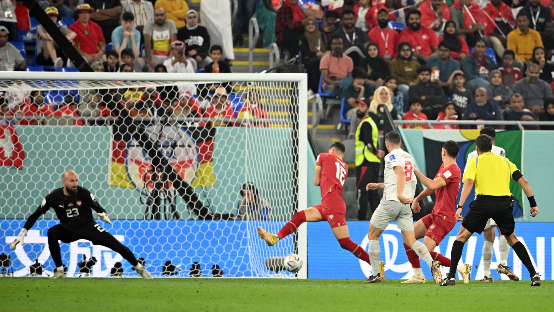 Gol de Remo Freuler para el 3-2 de Suiza ante Serbia (REUTERS/Alberto Lingria)