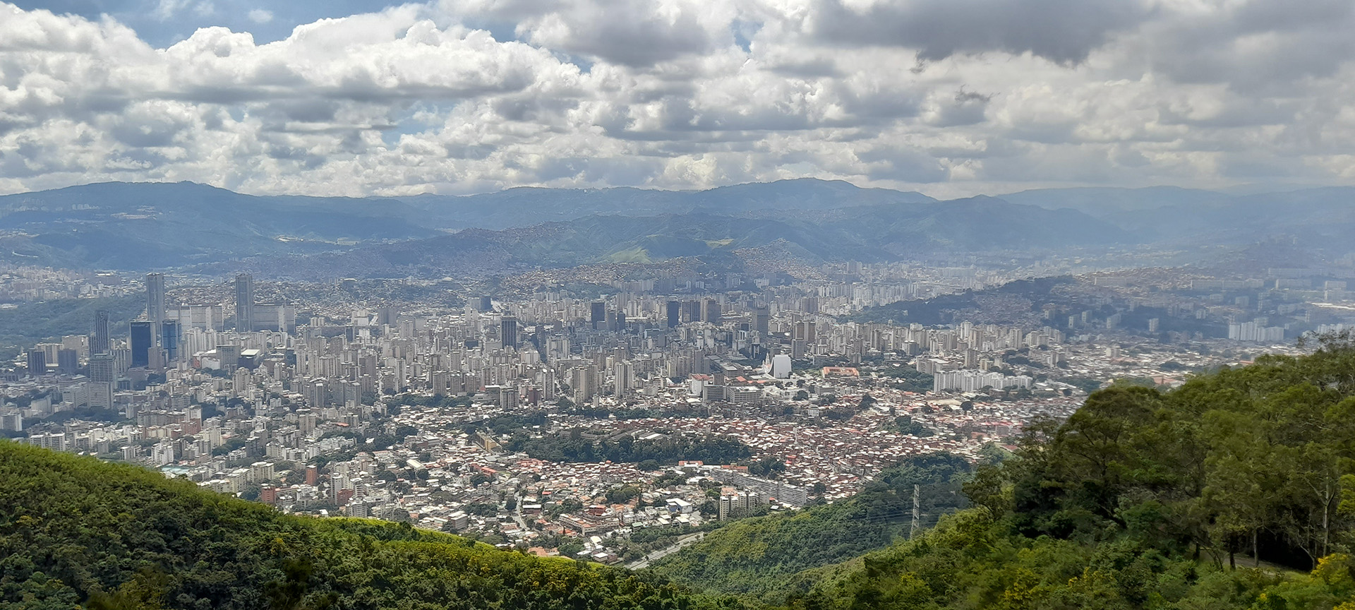 Vista de la ciudad de Caracas desde el cerro El Ávila, que bordea el norte de la capital venezolana.