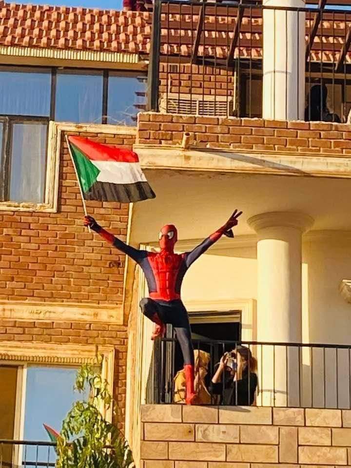 "No nos robarán nuestra revolución", dice el Spiderman sudanés.