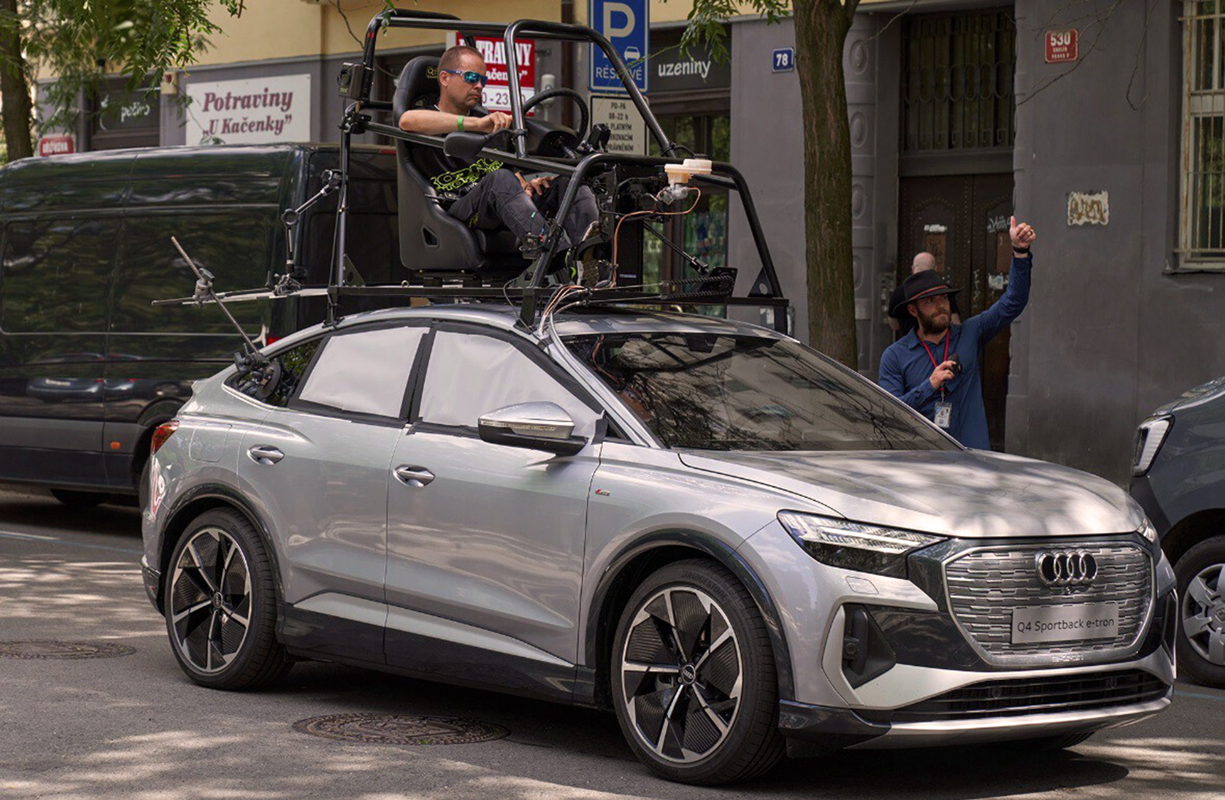 La gran novedad del rodaje de la reciente película de Netflix es cómo se ha construido una cabina con todos los mandos sobre el techo de un Q4 Sportback e-tron