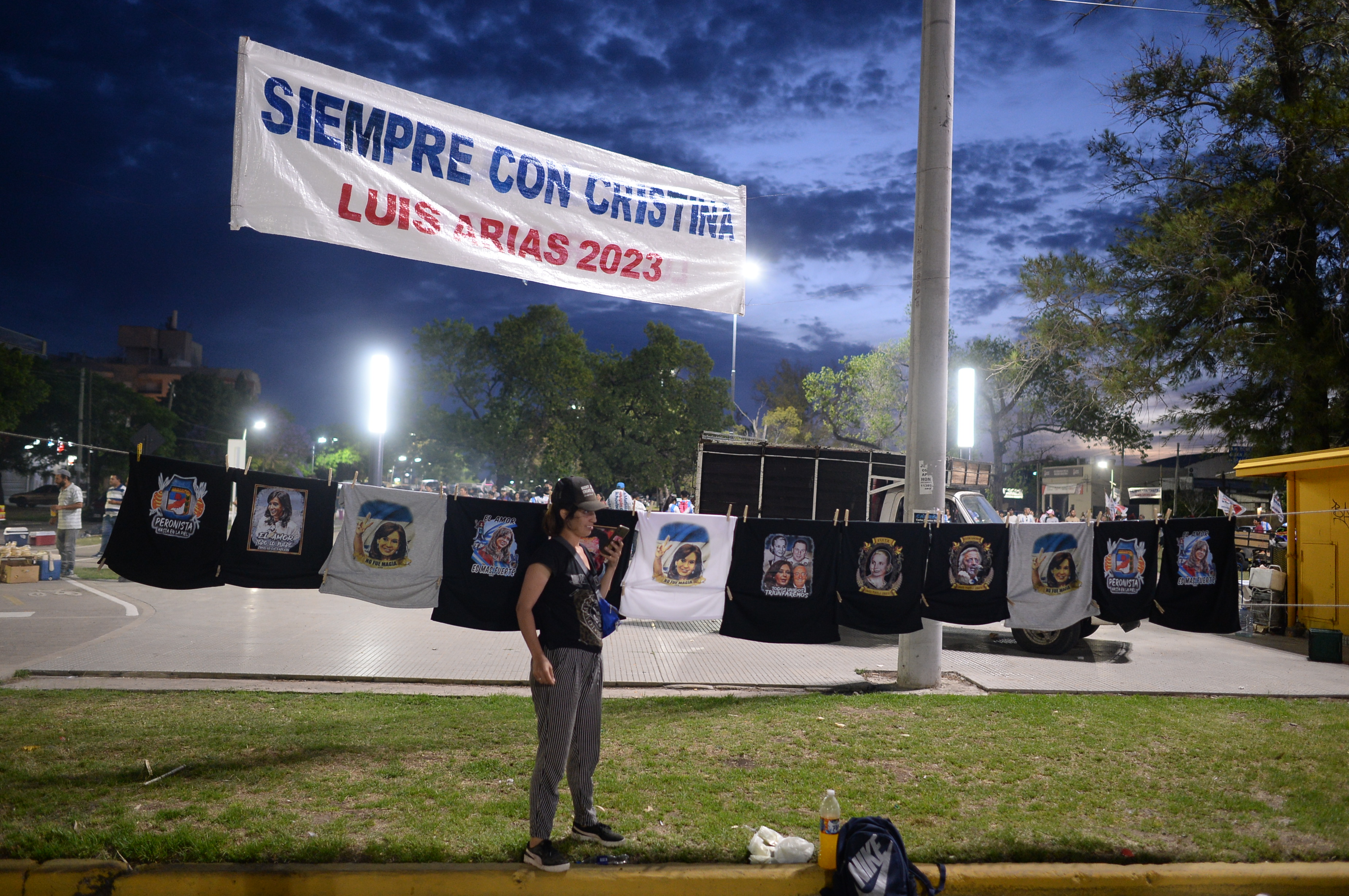 Decenas de vendedores ambulantes se acercaron hasta las instalaciones del Estadio platense desde las primeras horas de la tarde, en la antesala del discurso de la vicepresidenta en La Plata este 17 de noviembre, por el día de la militancia (Aglaplata)