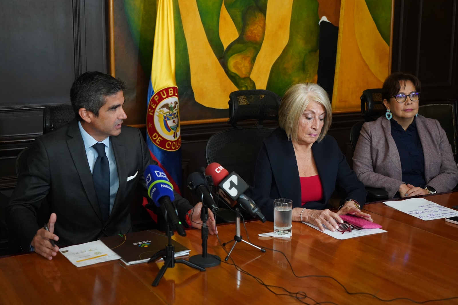 La ministra Cecilia López, junto a los presidentes del Banco Agrario y Finagro, Hernando Chica Zuccardi  y Ángela María Penagos, durante el lanzamiento de las LEC. @MinAgricultura/Twitter.
