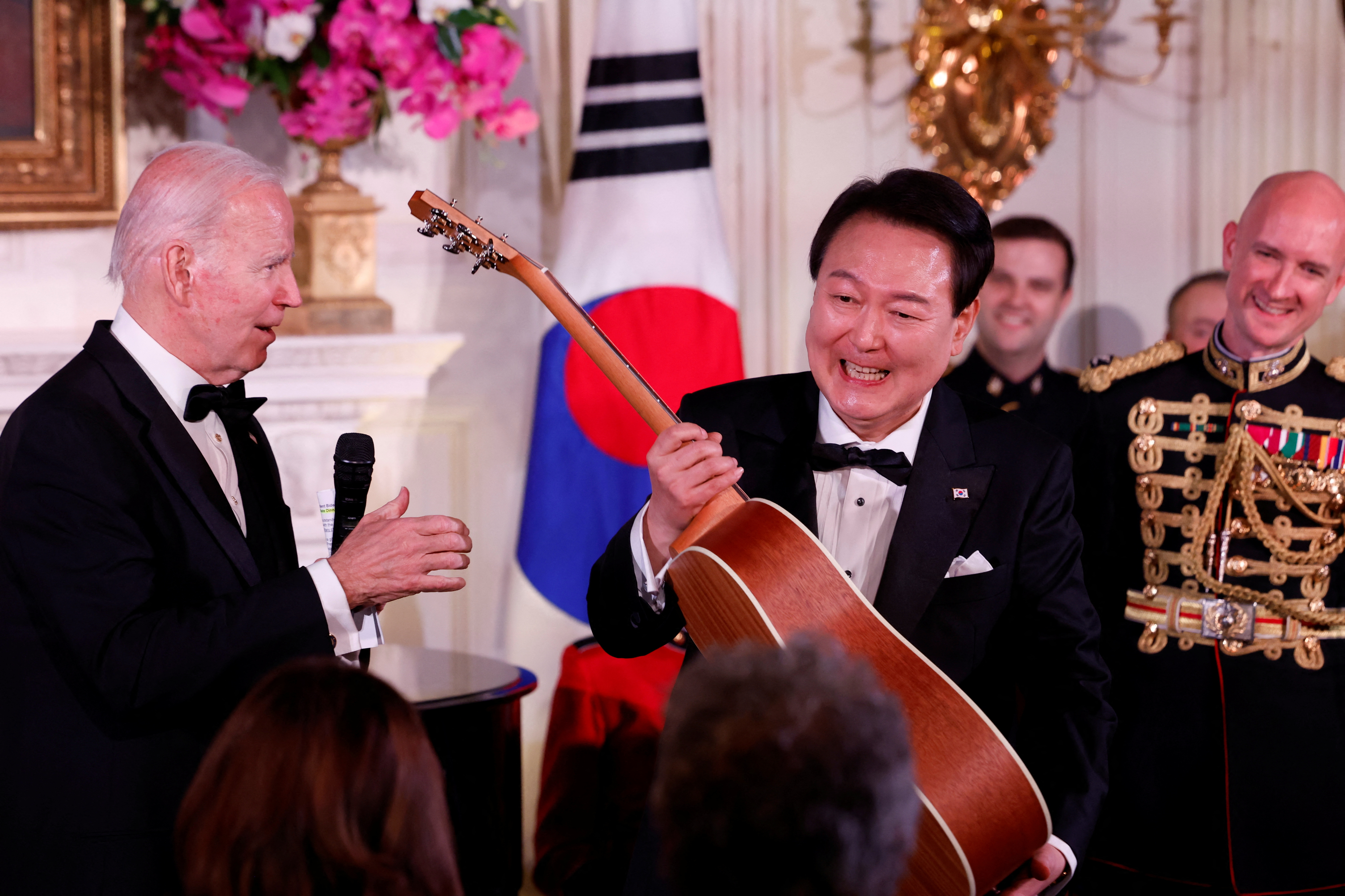 El presidente de los Estados Unidos, Joe Biden, regala una guitarra firmada por el artista Don McLean al presidente de Corea del Sur, Yoon Suk Yeol, en una cena oficial de estado, durante la visita de Yoon Suk Yeol, en la Casa Blanca en Washington, EE. UU., el 26 de abril de 2023. REUTERS/Evelyn Hockstein