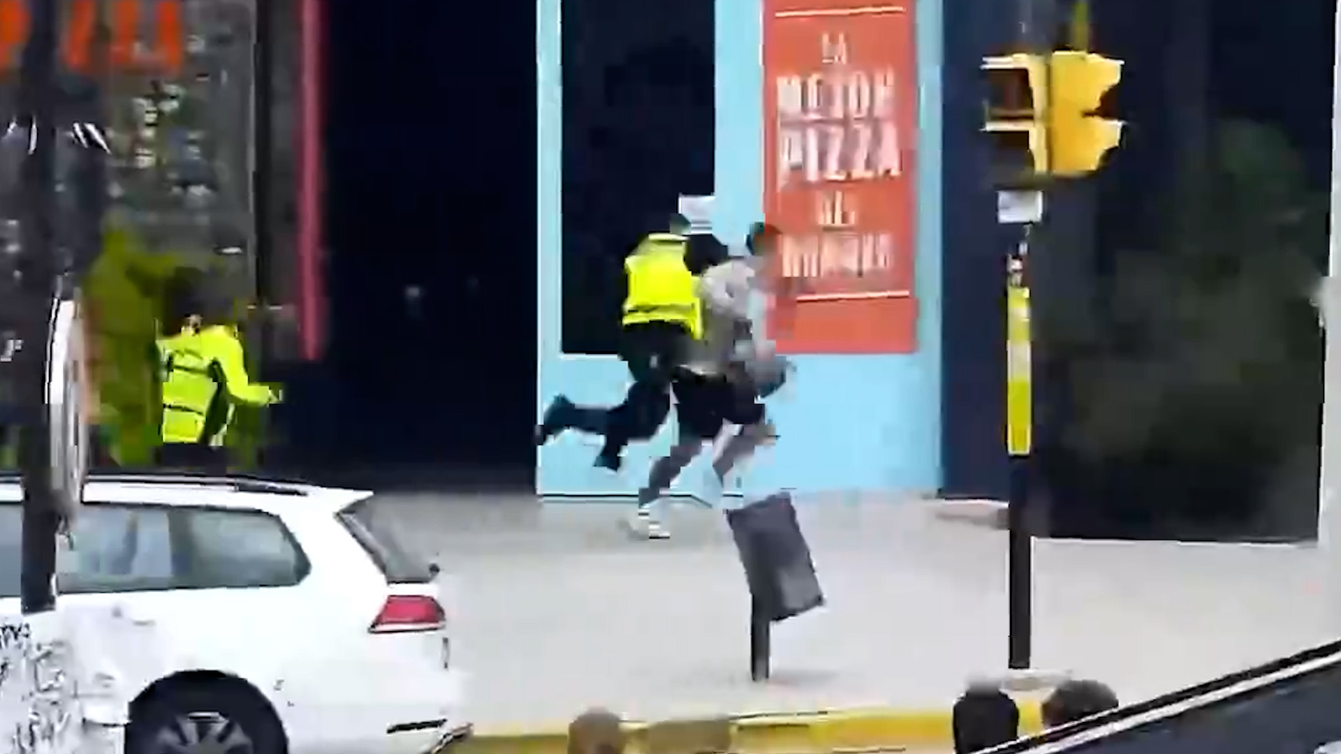 Video: un agente municipal detuvo a un ladr&oacute;n con un tackle en pleno centro de Mendoza