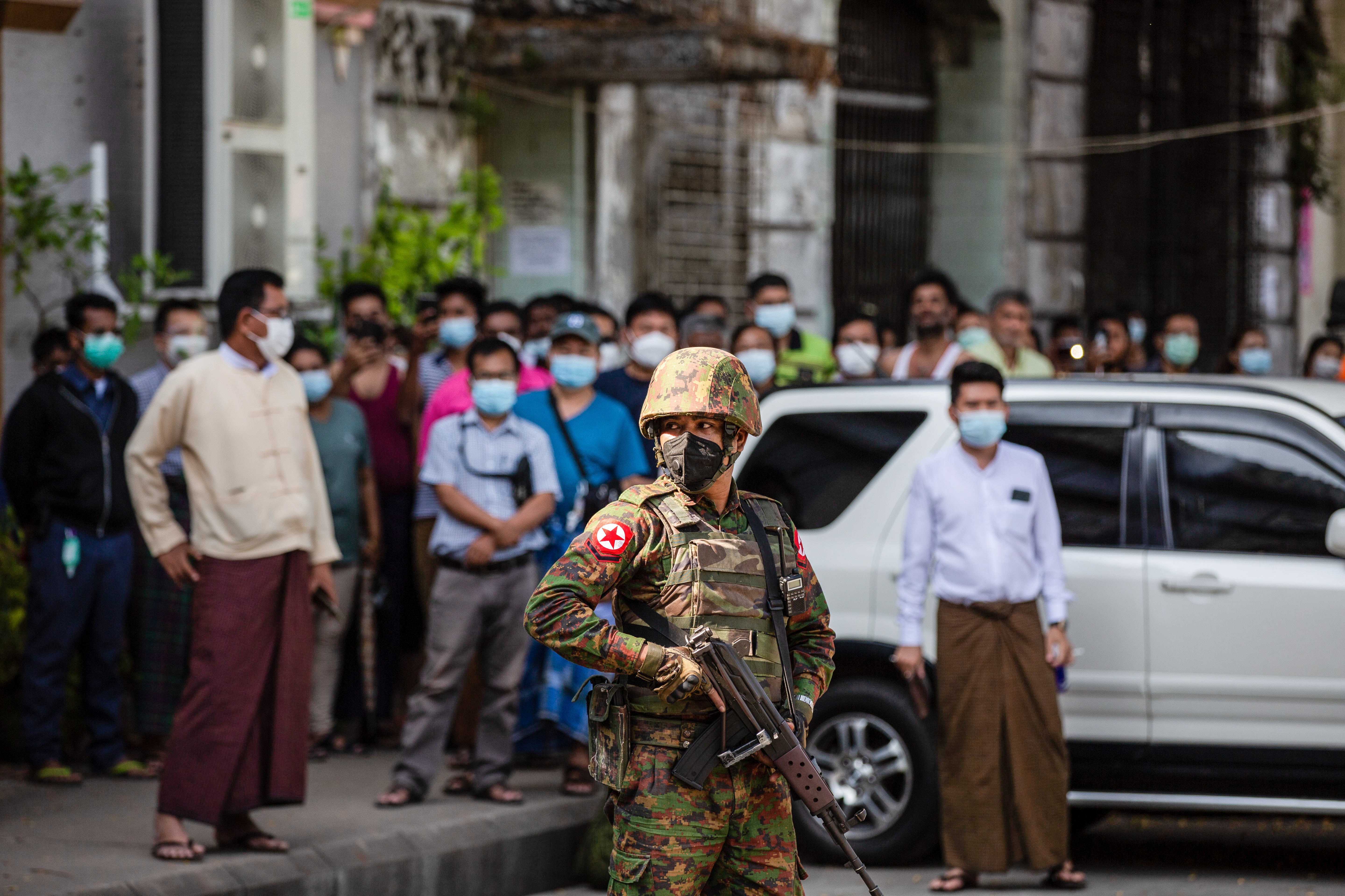 Un militar patrulla una calle de Rangún, Myanmar (AUNG KYAW HTET / ZUMA PRESS / CONTACTOPHOTO)
