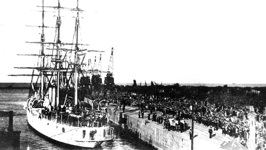 La antecesora de la Fragata Libertad fue la Presidente Sarmiento. Esta fotografía es de su viaje inaugural.