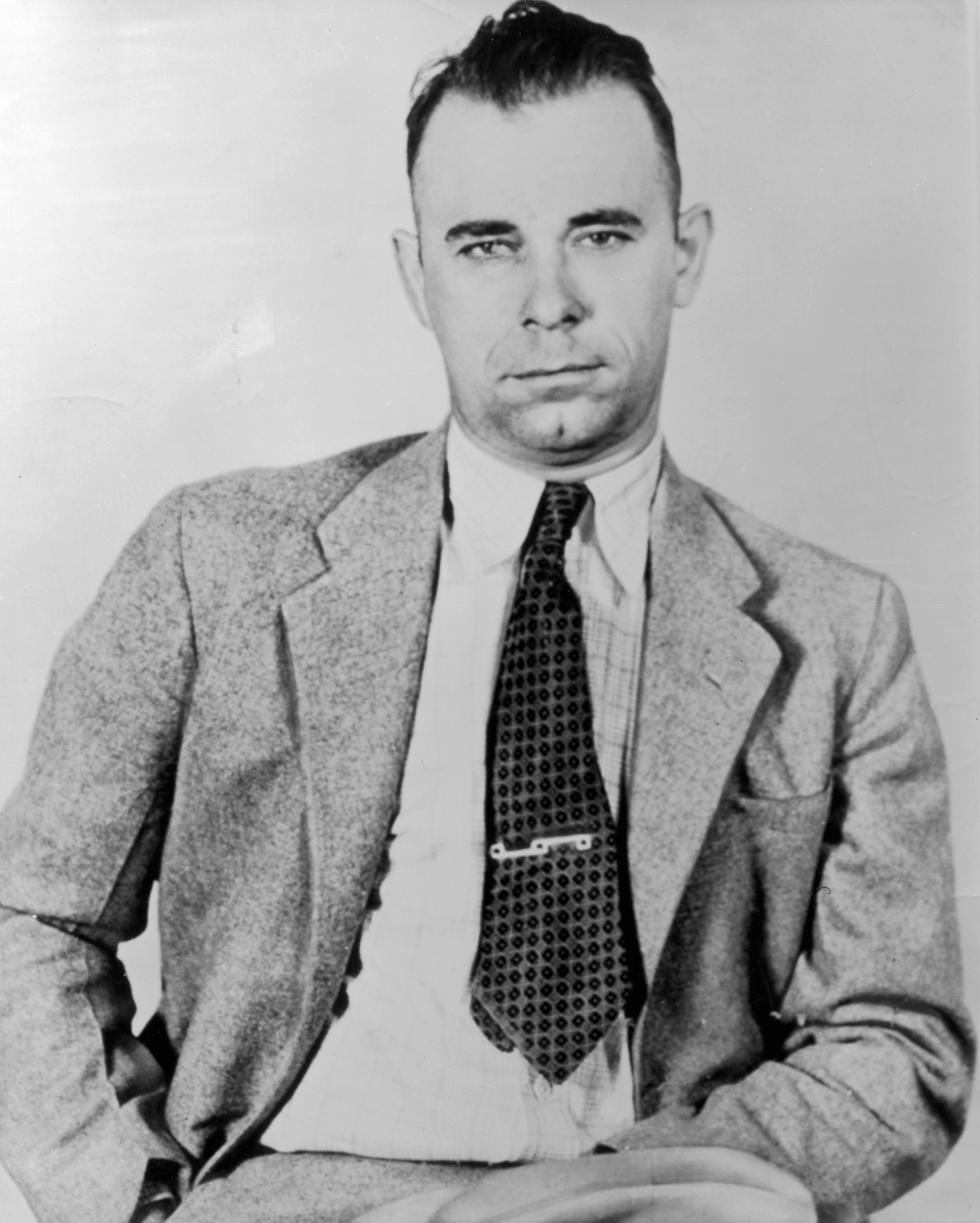 Retrato del líder de una banda criminal estadounidense y ladrón de bancos John Dillinger con chaqueta y corbata. (American Stock / Getty Images)