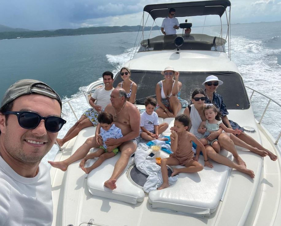 Vacaciones de Checo Pérez en familia en Puerto Vallarta (Foto: Instagram/