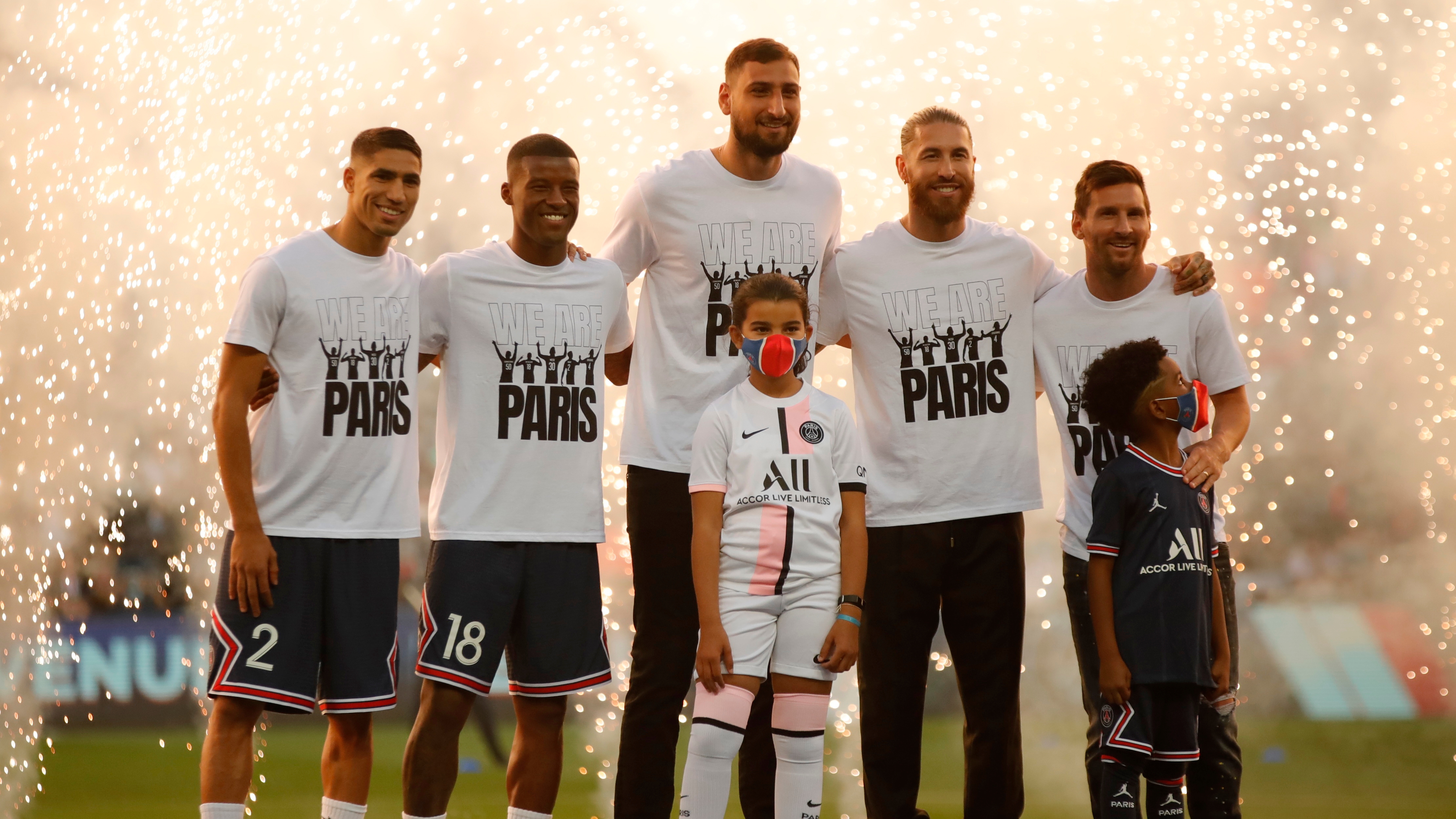 "We are París": la leyenda en las camisetas de los refuerzos del PSG, que propició el sugerente mensaje del Barcelona (REUTERS/Sarah Meyssonnier)