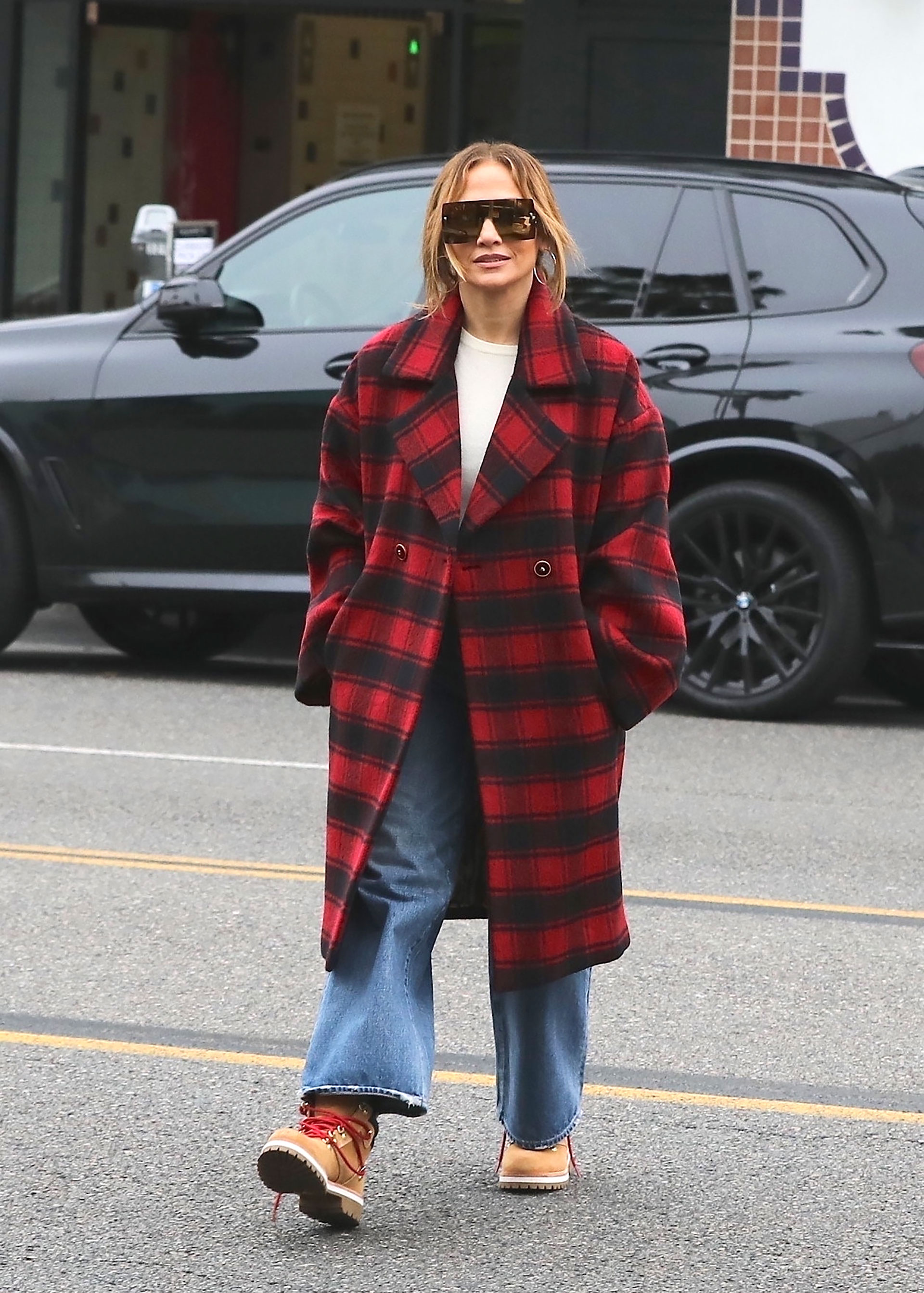 Jennifer López optó por un abrigo negro y rojo mientras comparte una sonrisa a las cámaras durante un viaje a una librería en Los Ángeles. La estrella estuvo realizando las compras de Navidad en diferentes locales del centro de LA