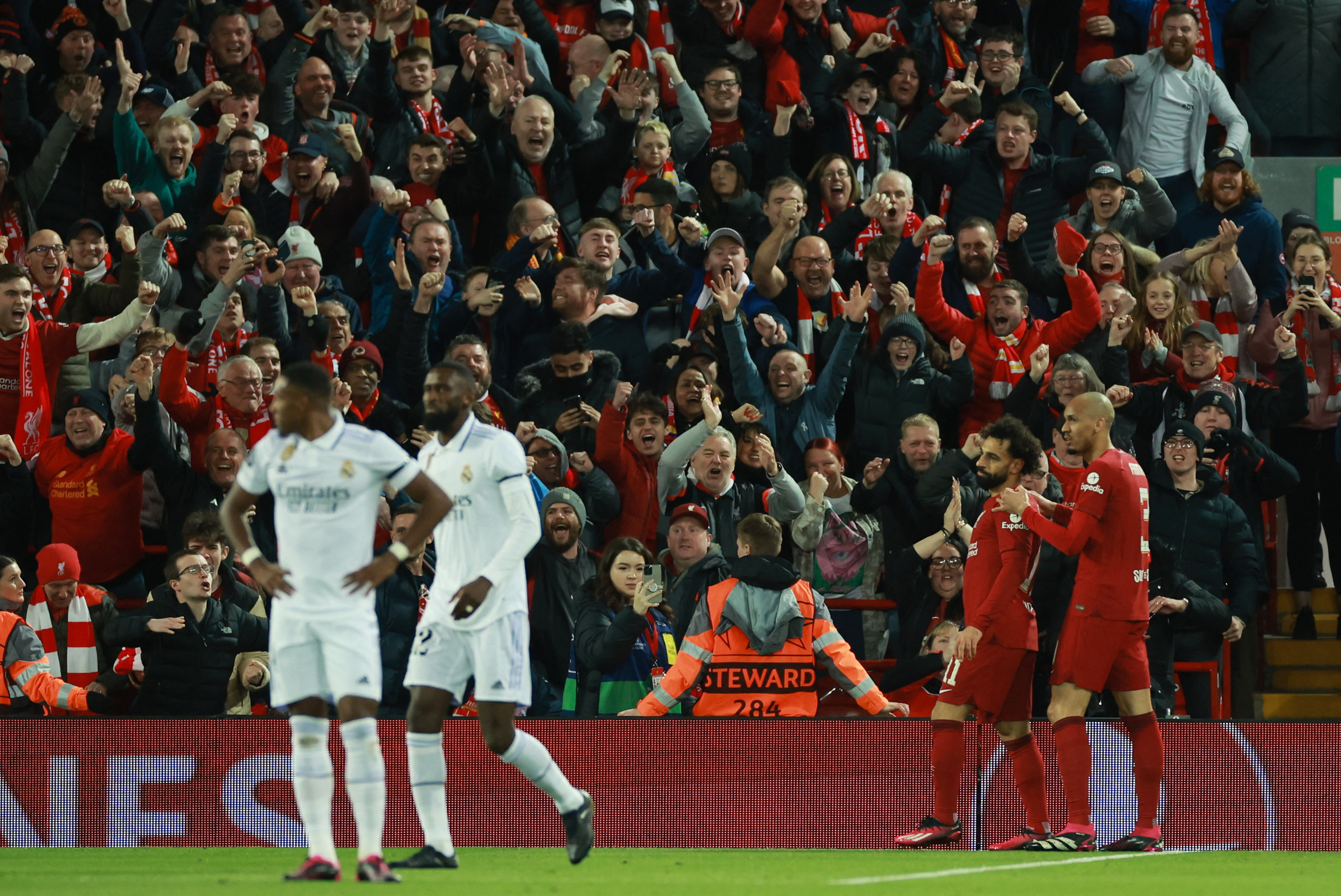 Mohamed Salah festeja su gol con Fabinho. Foto: REUTERS/Phil Noble