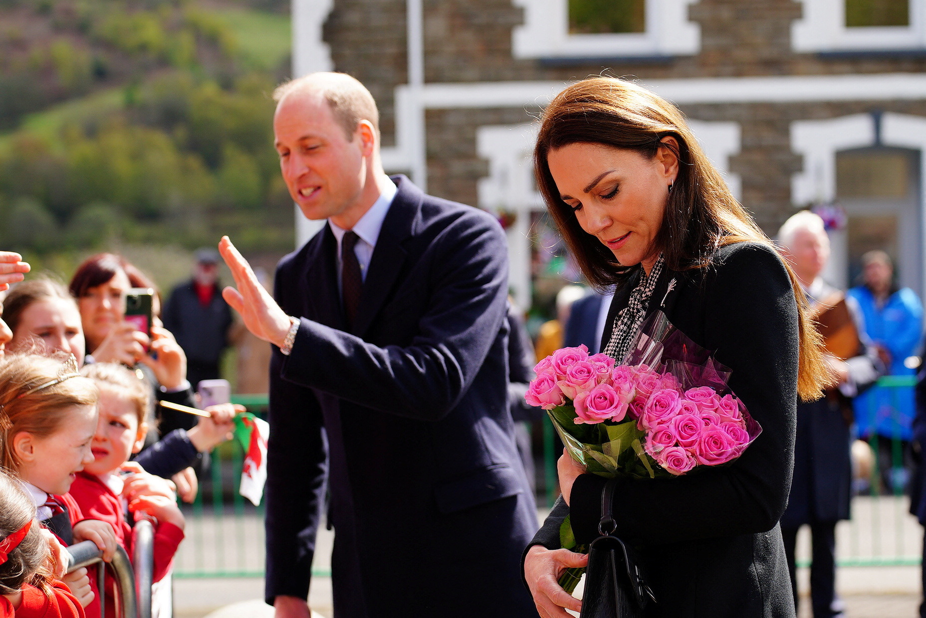 El príncipe William, príncipe de Gales y Catherine, princesa de Gales, de Gran Bretaña, visitan el jardín conmemorativo de Aberfan. Ben Birchall/Pool vía REUTERS
