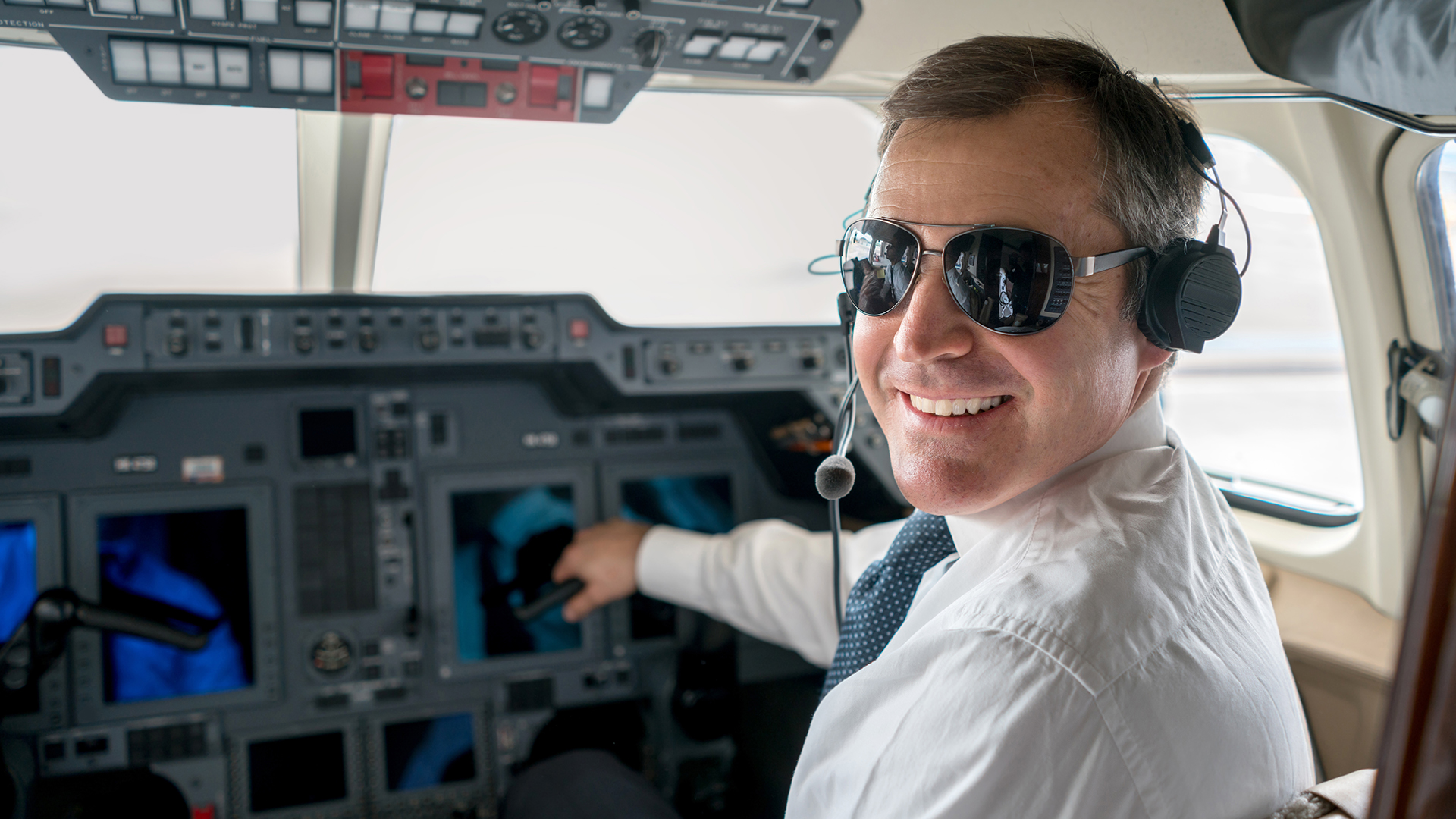 Comentarios deportivos y canción de cuna: la humorada de un piloto de avión al dar la bienvenida a sus pasajeros