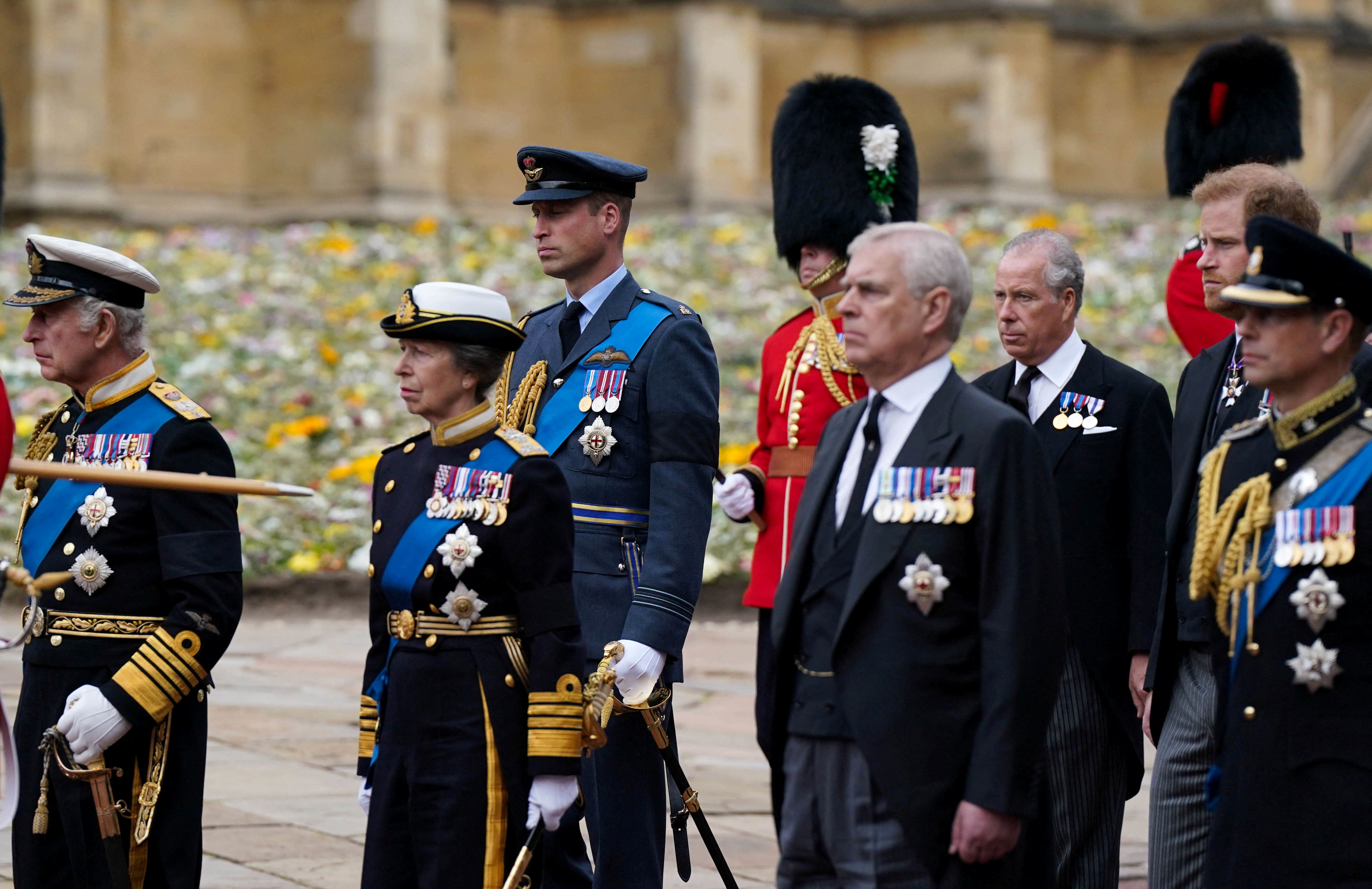 El rey Carlos III, la princesa Real, el príncipe de Gales, el duque de York, el conde de Snowdon, el duque de Sussex y el Conde de Wessex siguen el ataúd de la reina Isabel II (Reuters) 