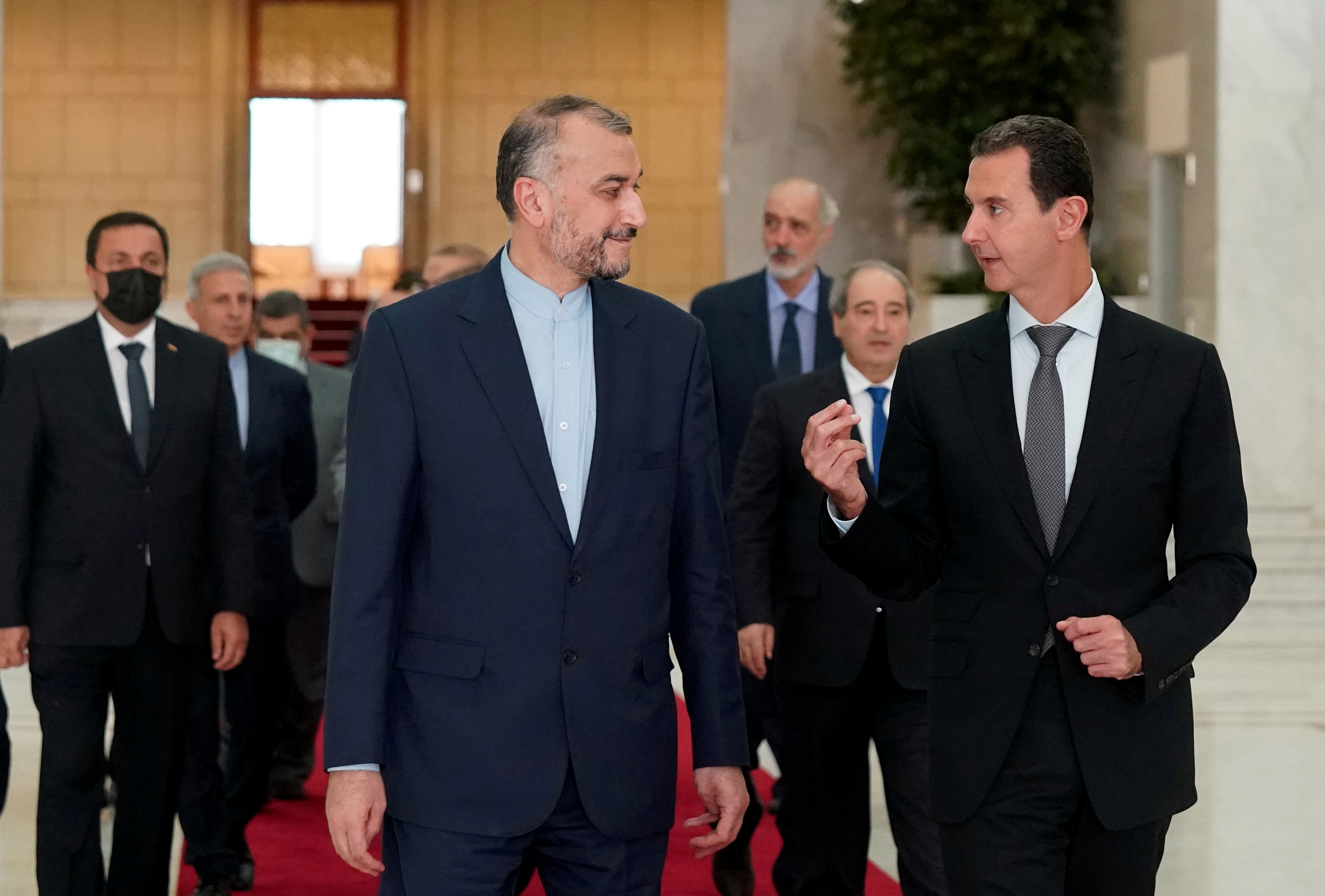 El canciller iraní Hossein Amirabdolahian se reunió con el dictador sirio Bashar al Assad en Damasco (SANA/Handout via REUTERS)