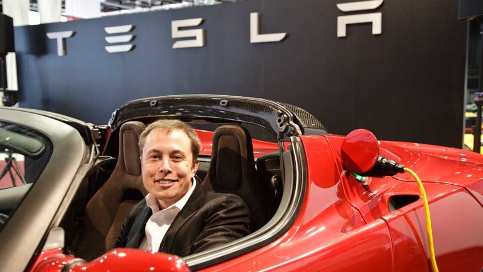 Elon Musk en un Tesla. (foto: Autopista)