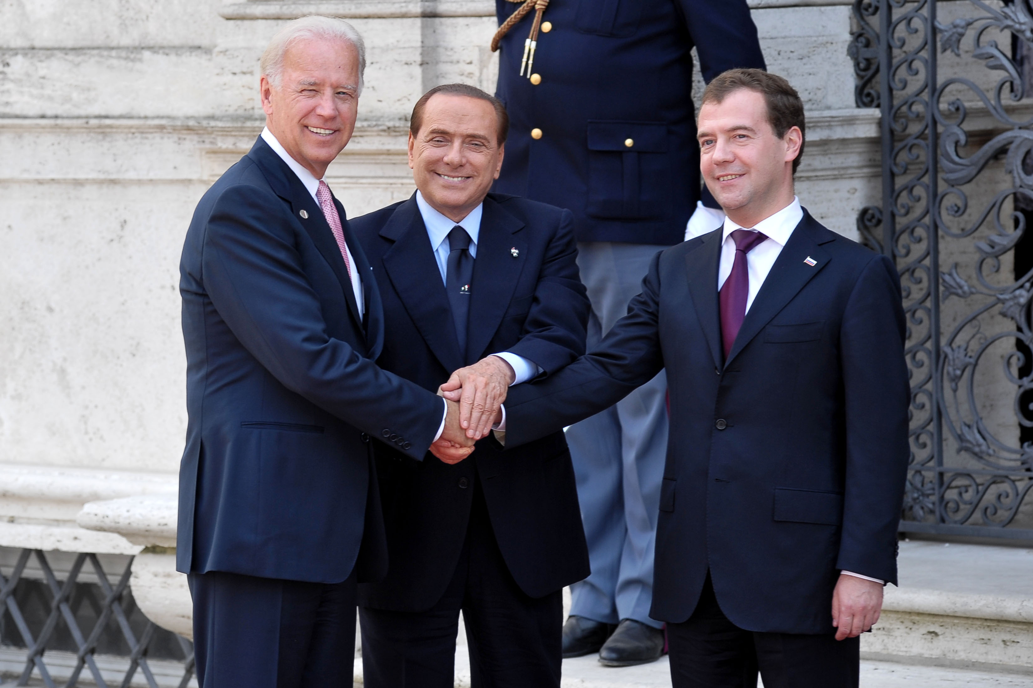 Joe Biden, Silvio Berlusconi e l'ex Presidente della Federazione Russa Dmitry Medvedev (Agf/Shutterstock)