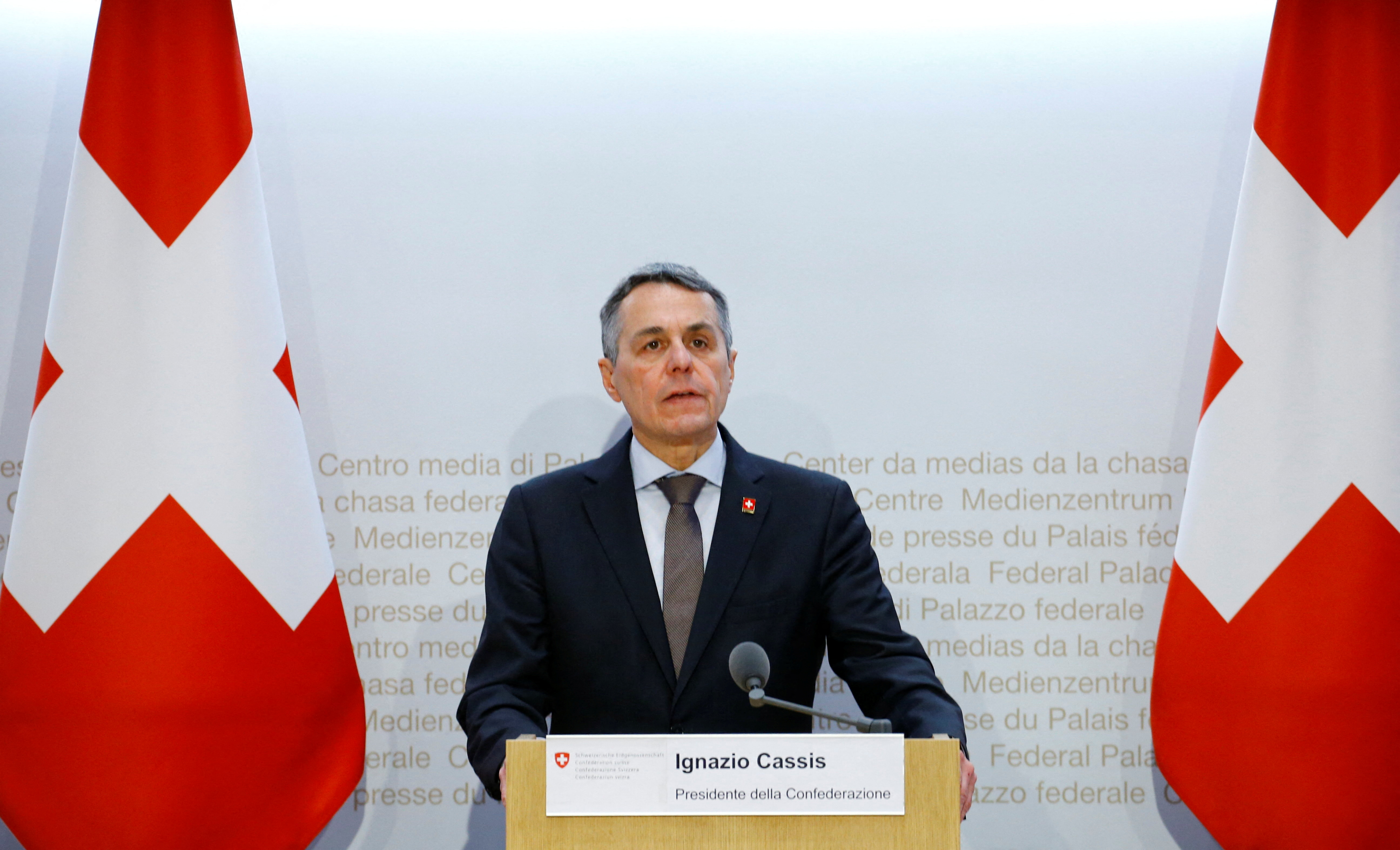 El presidente de Suiza, Ignazio Cassis, durante una conferencia en febrero pasdo. Suiza abandona la histórica neutralidad y sancionará a rusos implicados en la invasión a Ucrania (Reuters)