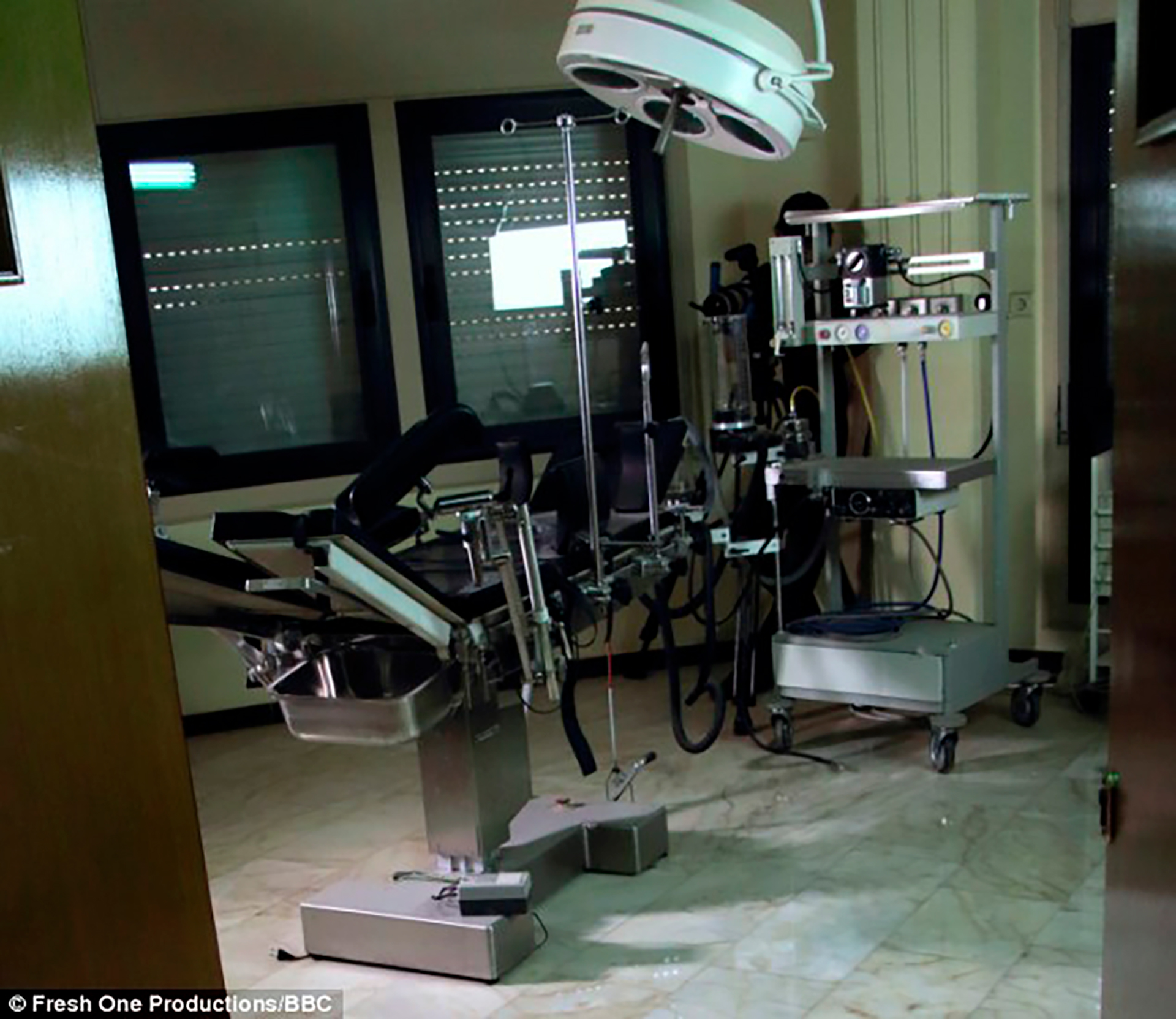 El consultorio ginecológico que hallaron en la mansión de Khadafi (Fresh One Productions/BBC)