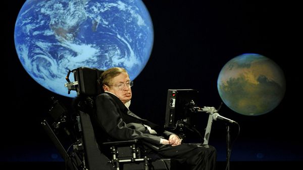 El astrofísico Stephen Hawking fue diagnosticado a los 21 años con la esclerosis lateral amiotrófica. Le avisaron que difícilmente superaría los 25 años. En su caso, la enfermedad fue avanzando lentamente. Murió a los 76 años. 

