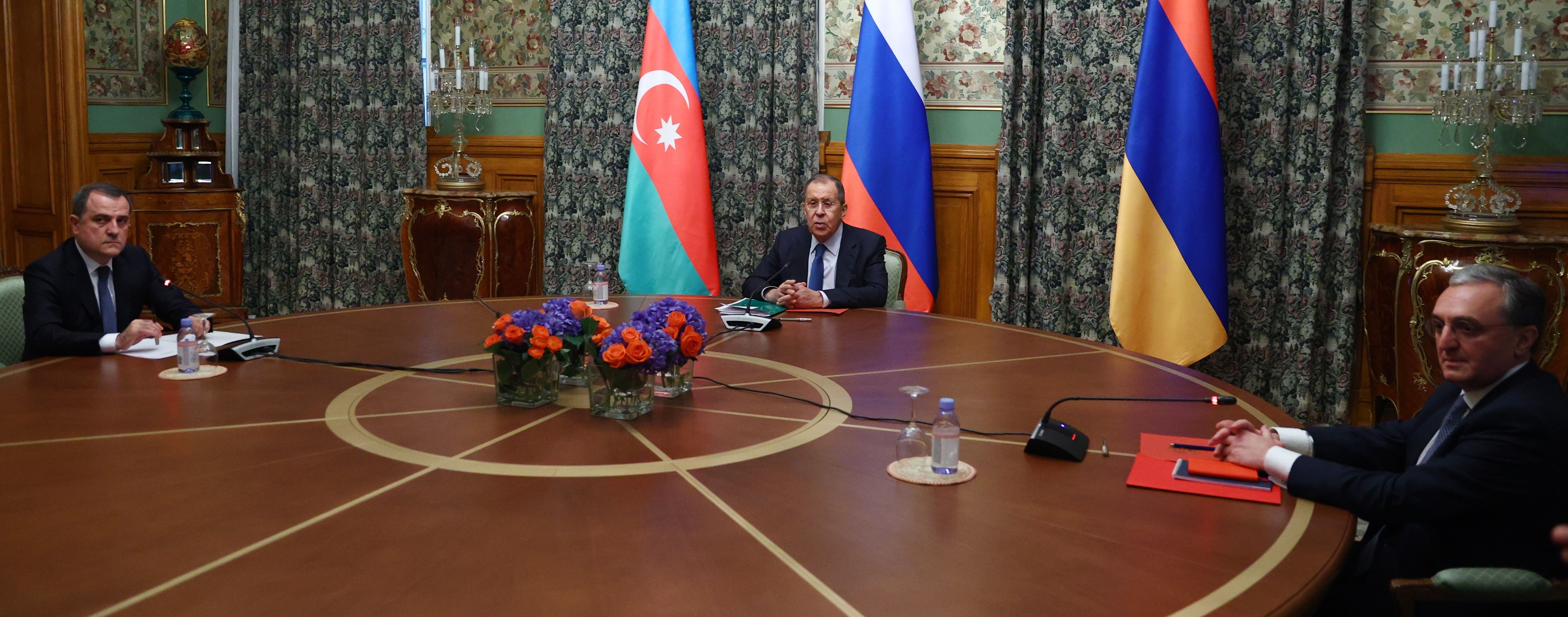 Una foto distribuida por el Ministerio de Relaciones Exteriores de Rusia muestra (I-D) al Ministro de Relaciones Exteriores de Azerbaiyán, Jeyhun Bayramov, al Ministro de Relaciones Exteriores de Rusia, Sergei Lavrov, y al Ministro de Relaciones Exteriores de Armenia, Zohrab Mnatsakanyan, durante las conversaciones trilaterales sobre la situación de Nagorno-Karabaj en Moscú, Rusia, 9 de octubre de 2020. EFE/EPA/RUSSIAN FOREIGN AFFAIRS MINISTRY
