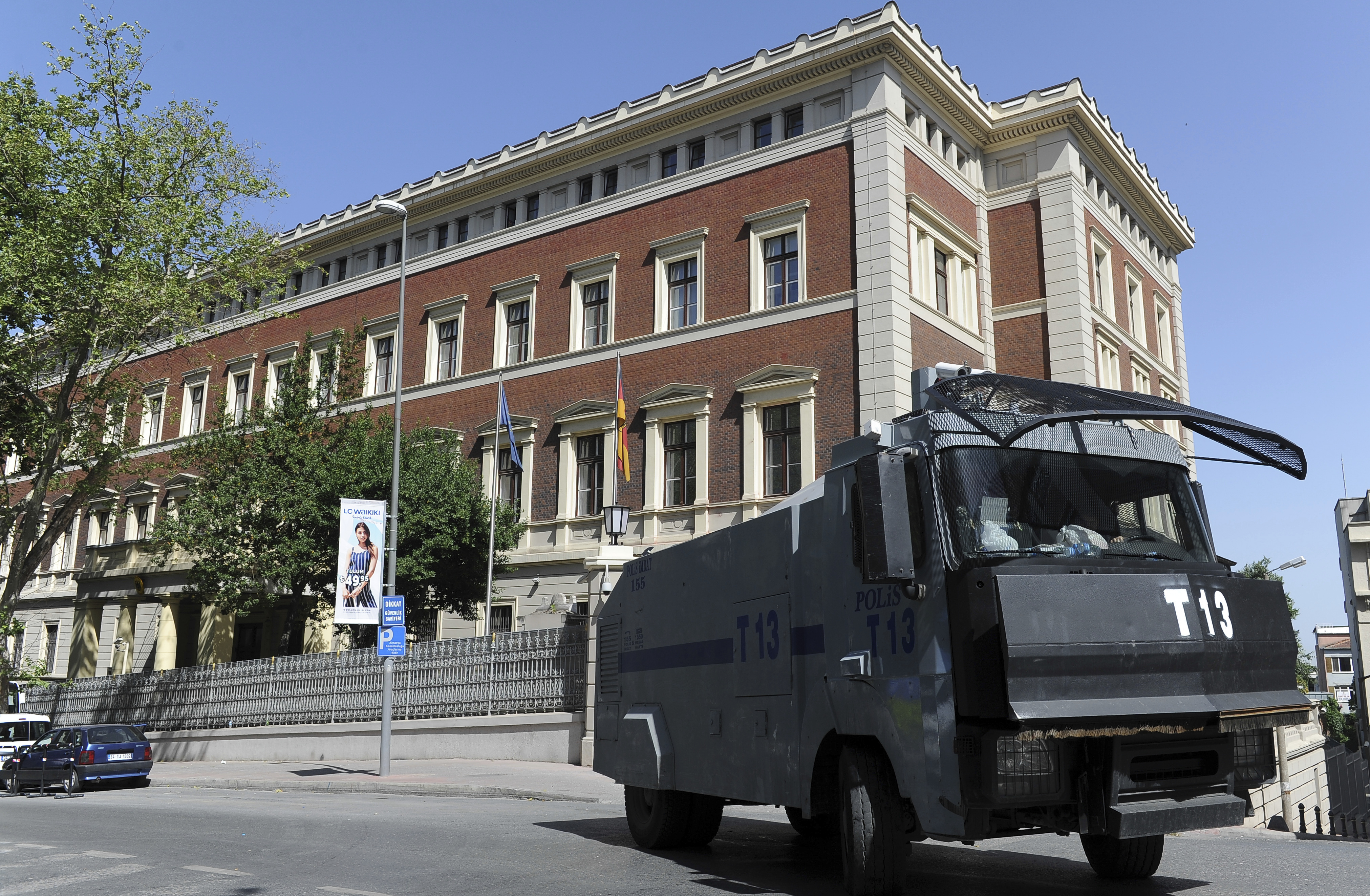 Vista del consulado alemán en Estambul, el 2 de junio de 2016. (Foto AP/Emrah Gurel)