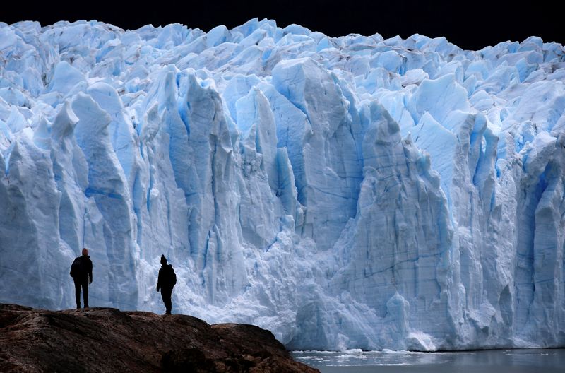 Imagen de archivo de turistas mirando el glaciar Perito Moreno, cerca de la ciudad de El Calafate en la provincia patagónica de Santa Cruz, Argentina (REUTERS/Agustin Marcarian/Archivo)