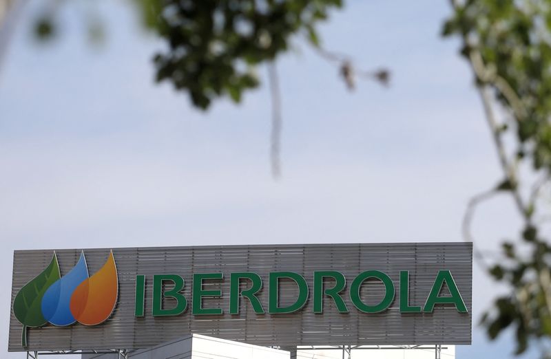FOTO DE ARCHIVO. El logo de la empresa española de servicios públicos Iberdrola afuera de su sede en Madrid, España. 23 de mayo de 2018. REUTERS/Sergio Pérez