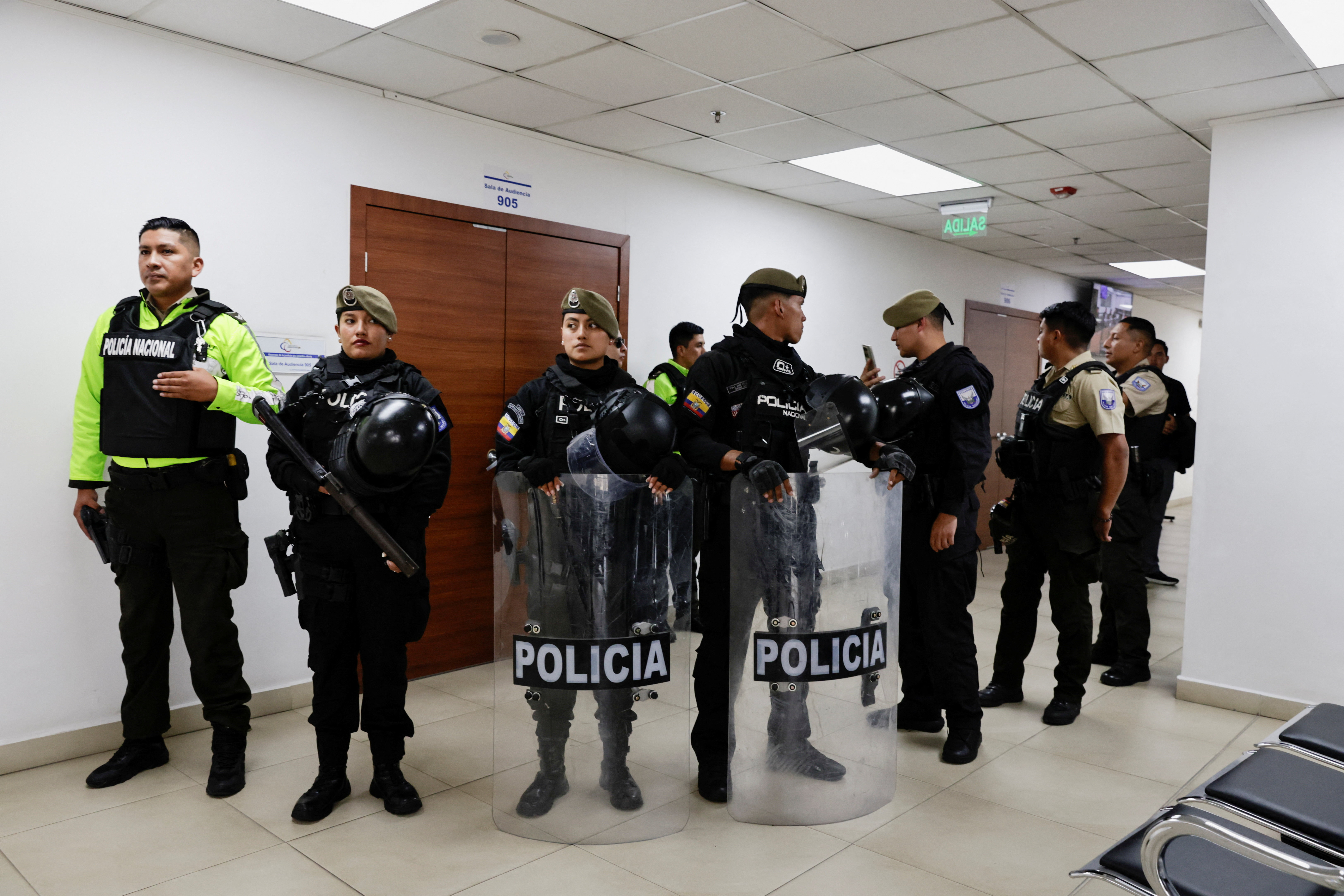 Detuvieron a un hombre que fue descubierto por sus vecinos cuando asesinaba a su pareja