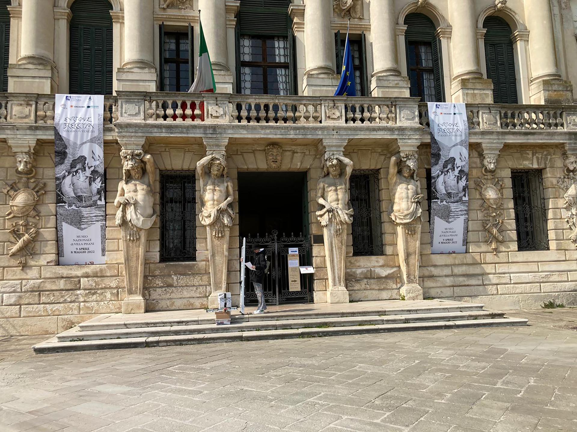 El frente de la Villa Pisani con el anuncio de la exposición de Enrique Breccia