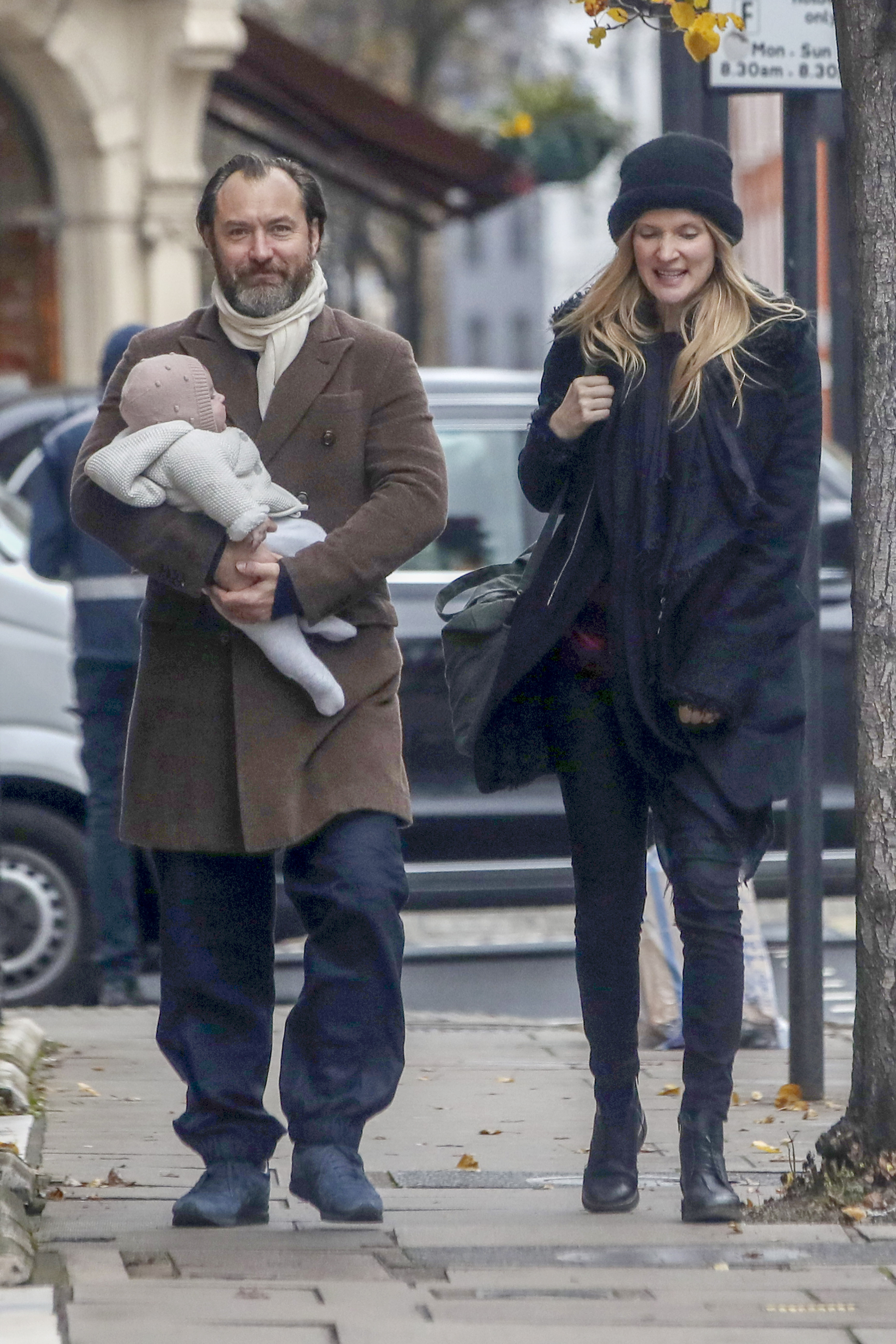 Jude Law y su esposa Phillipa Coan junto a su bebé de paseo por Londres (The Grosby Group)
