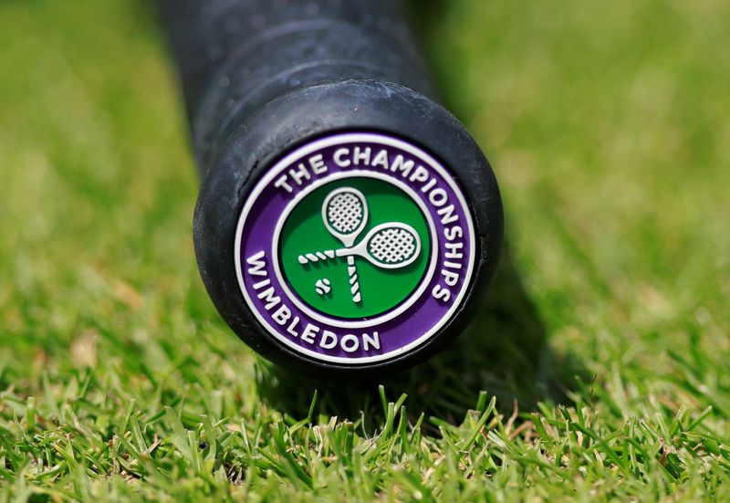 Imagen de archivo del mango de una raqueta sobre la hierba de Wimbledon en el All England Lawn Tennis and Croquet Club de Londres, Reino Unido.