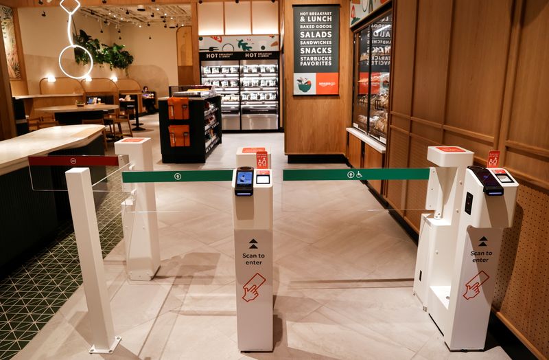 La nueva tienda de Starbucks en Manhattan, su primera asociación con Amazon Go (REUTERS/Mike Segar)
