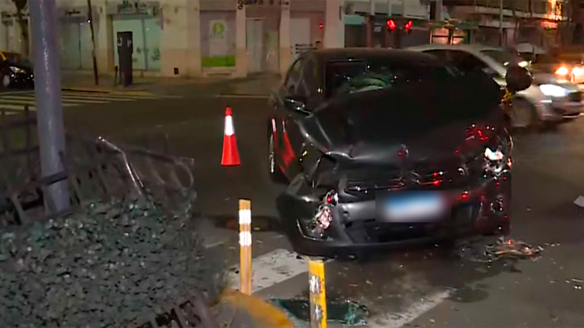 El choque y posterior vuelco en Caballito dejó cuatro personas heridas. 