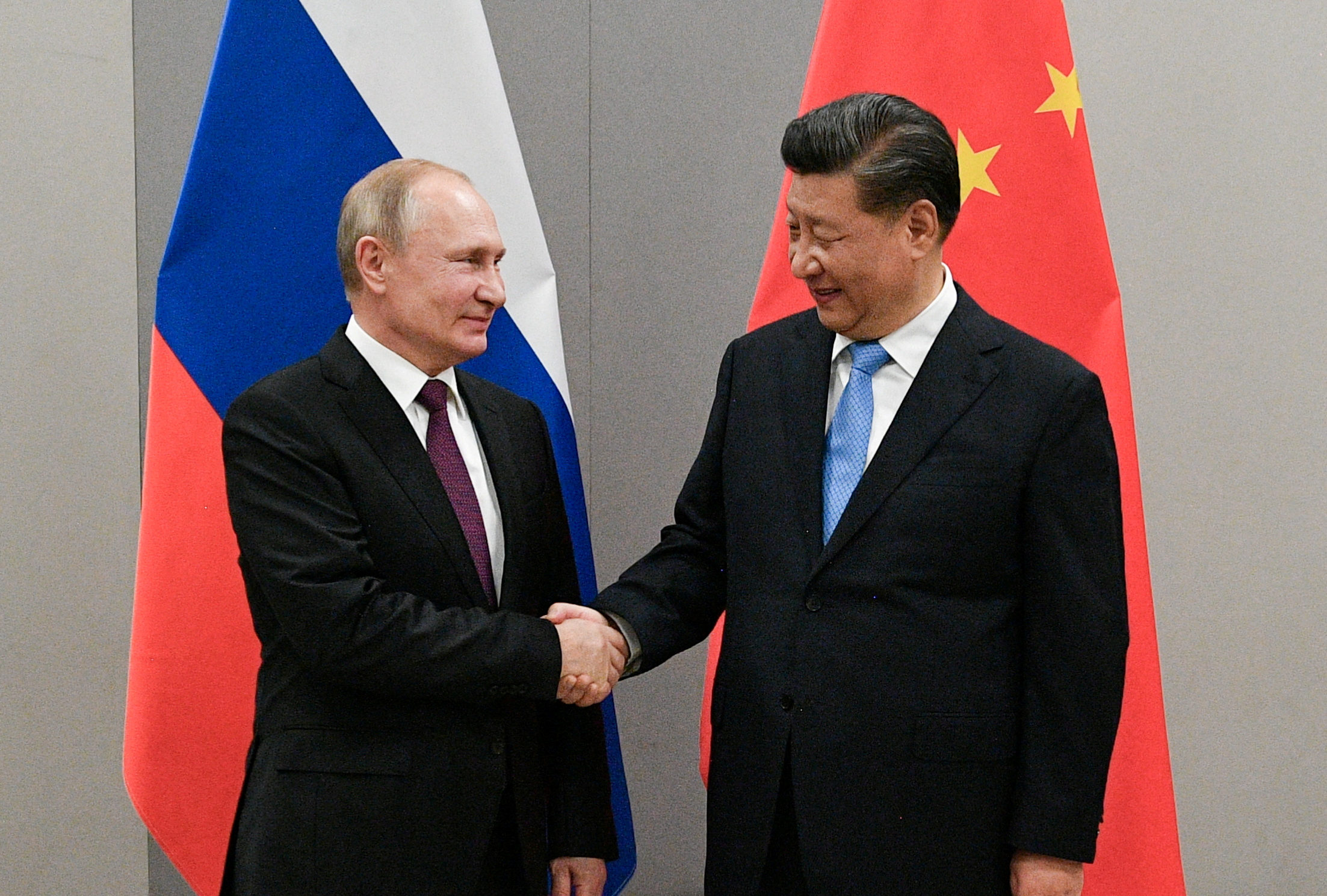 El presidente ruso Vladimir Putin y su par chino Xi Jinping durante la cumbre de los BRICS en Brasila en 2019. XI, un aliado clave de Moscú, no condenó la invasión rusa a Ucrania (Sputnik/Ramil Sitdikov/Kremlin via REUTERS)