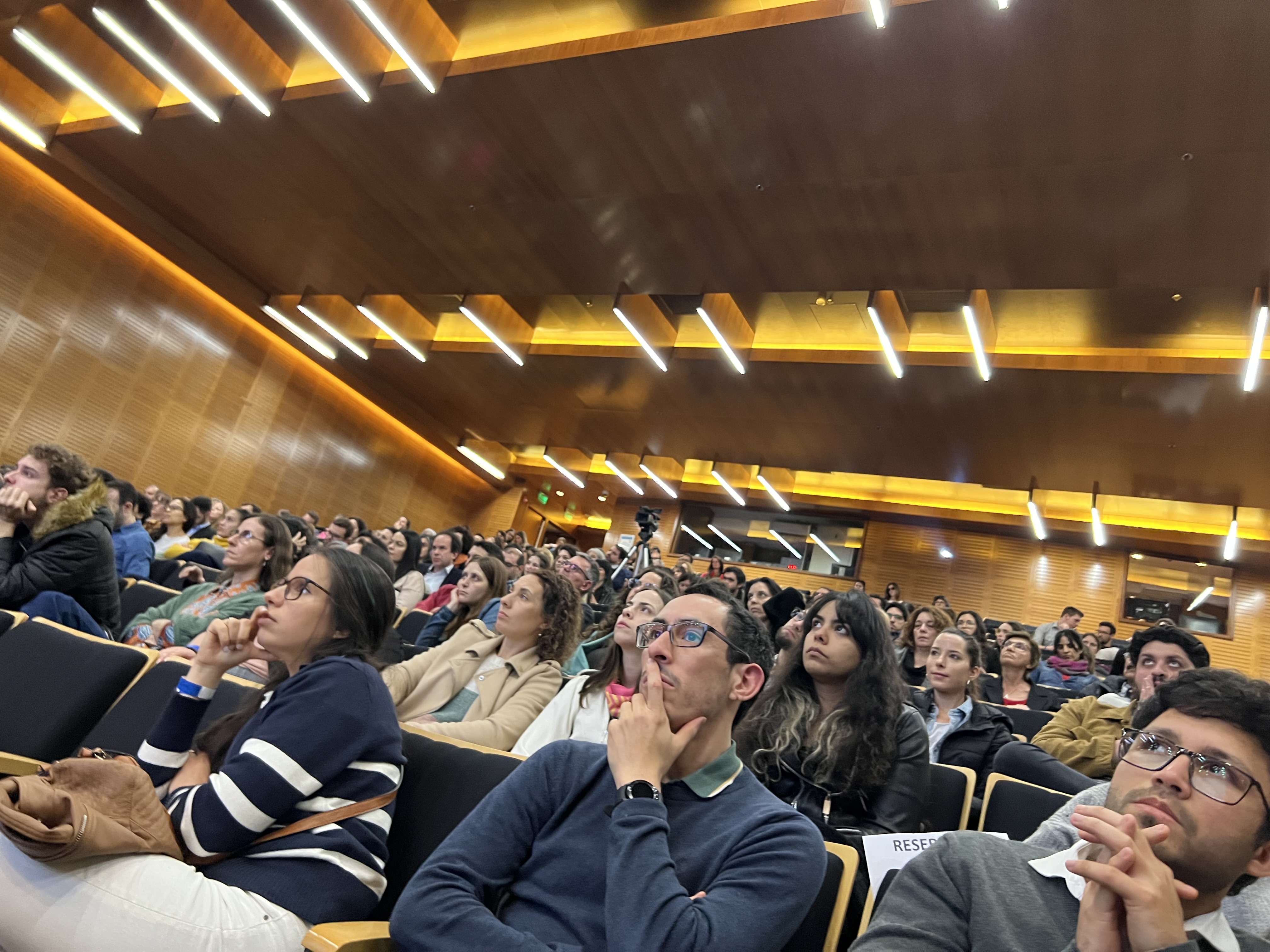 El auditorio del Centro Cultural de la Ciencia estuvo colmado para presenciar la clase magistral de los seis oradores