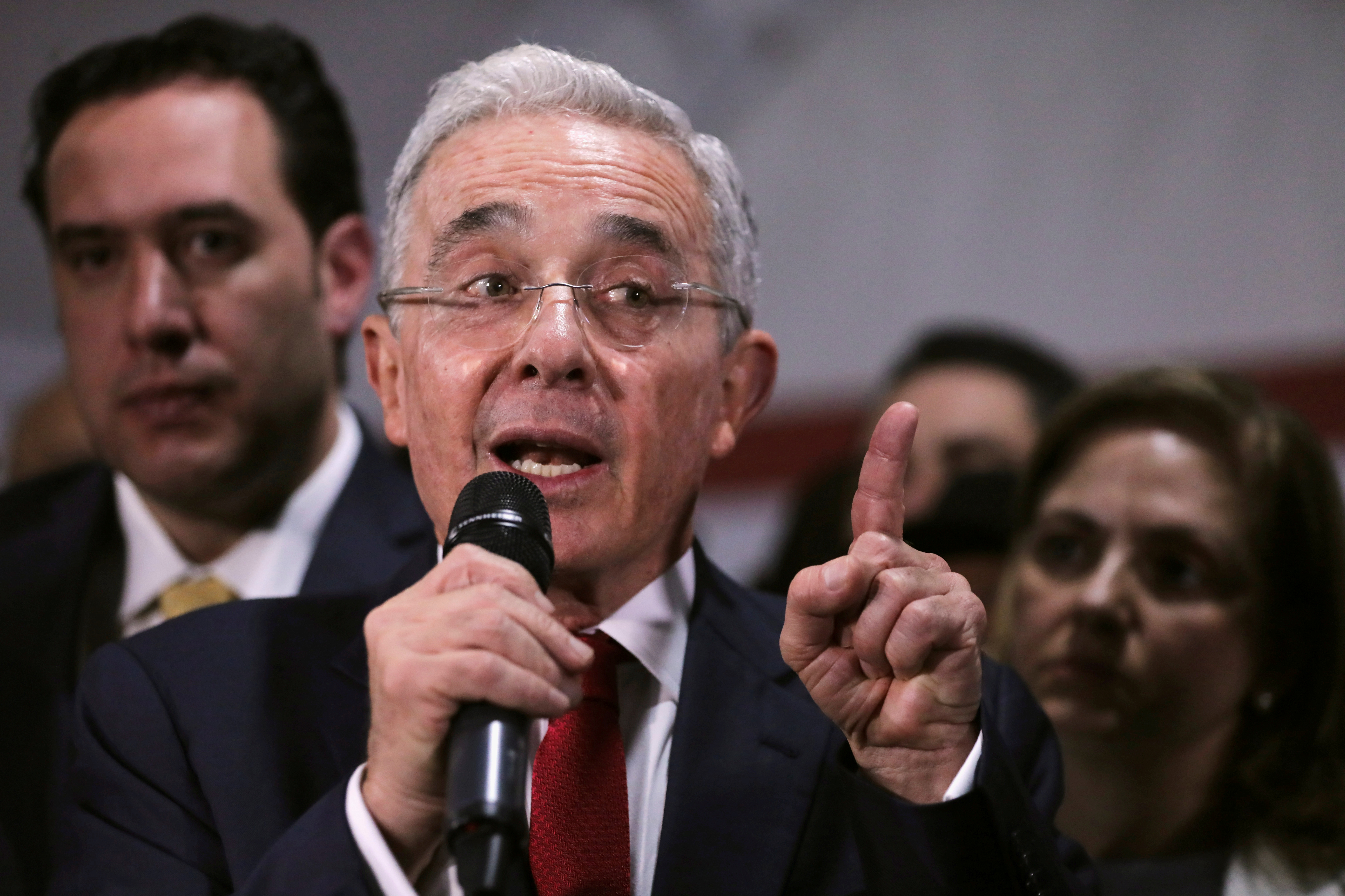 Álvaro Uribe Vélez expresidente y senador colombiano será investigado nuevamente por la justicia en un caso de espionaje.
