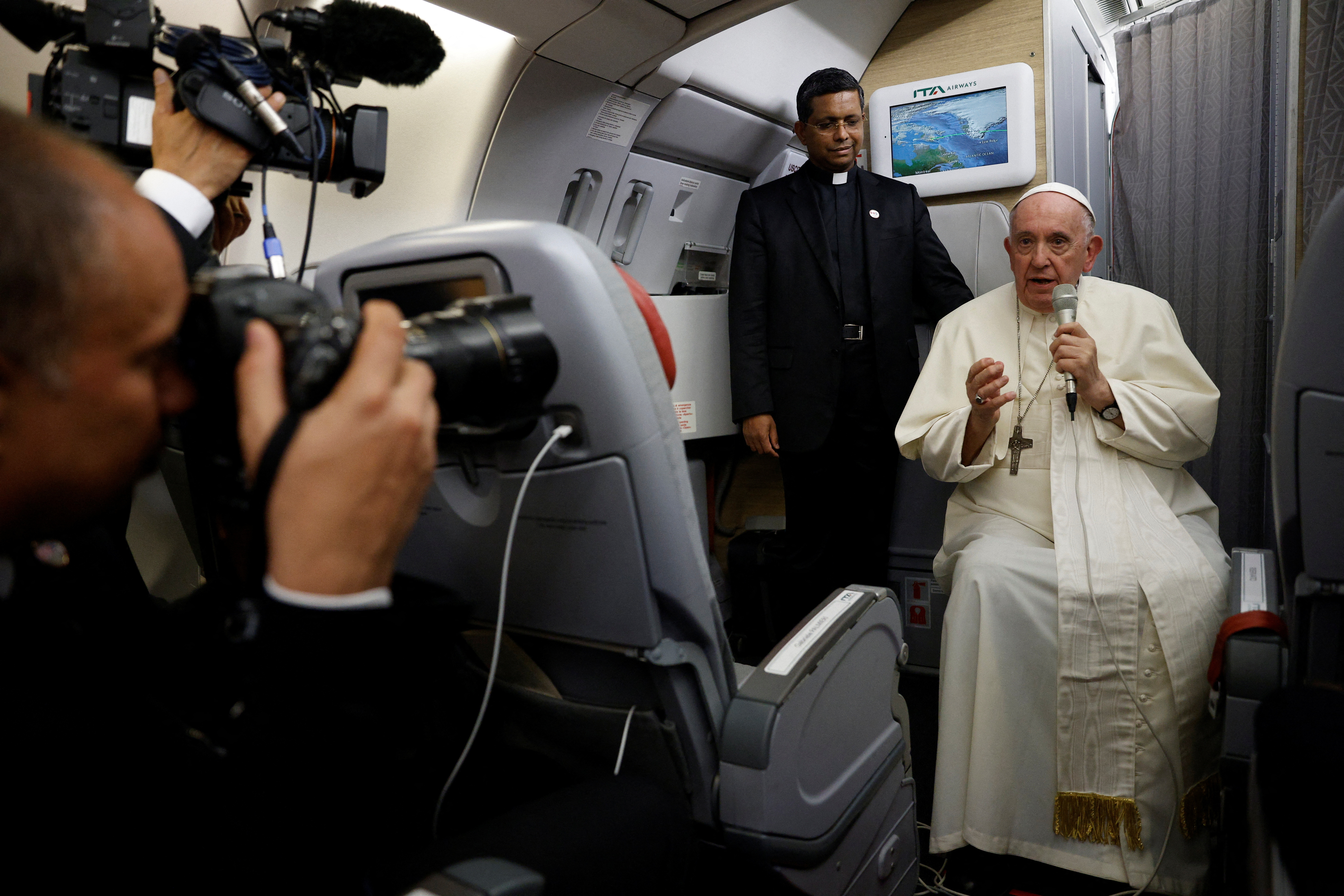 Under en pressekonferanse på det pavelige flyet etter et besøk i Canada utelukket ikke Francis å trekke seg (REUTERS/Guglielmo Mangiapane/Pool)