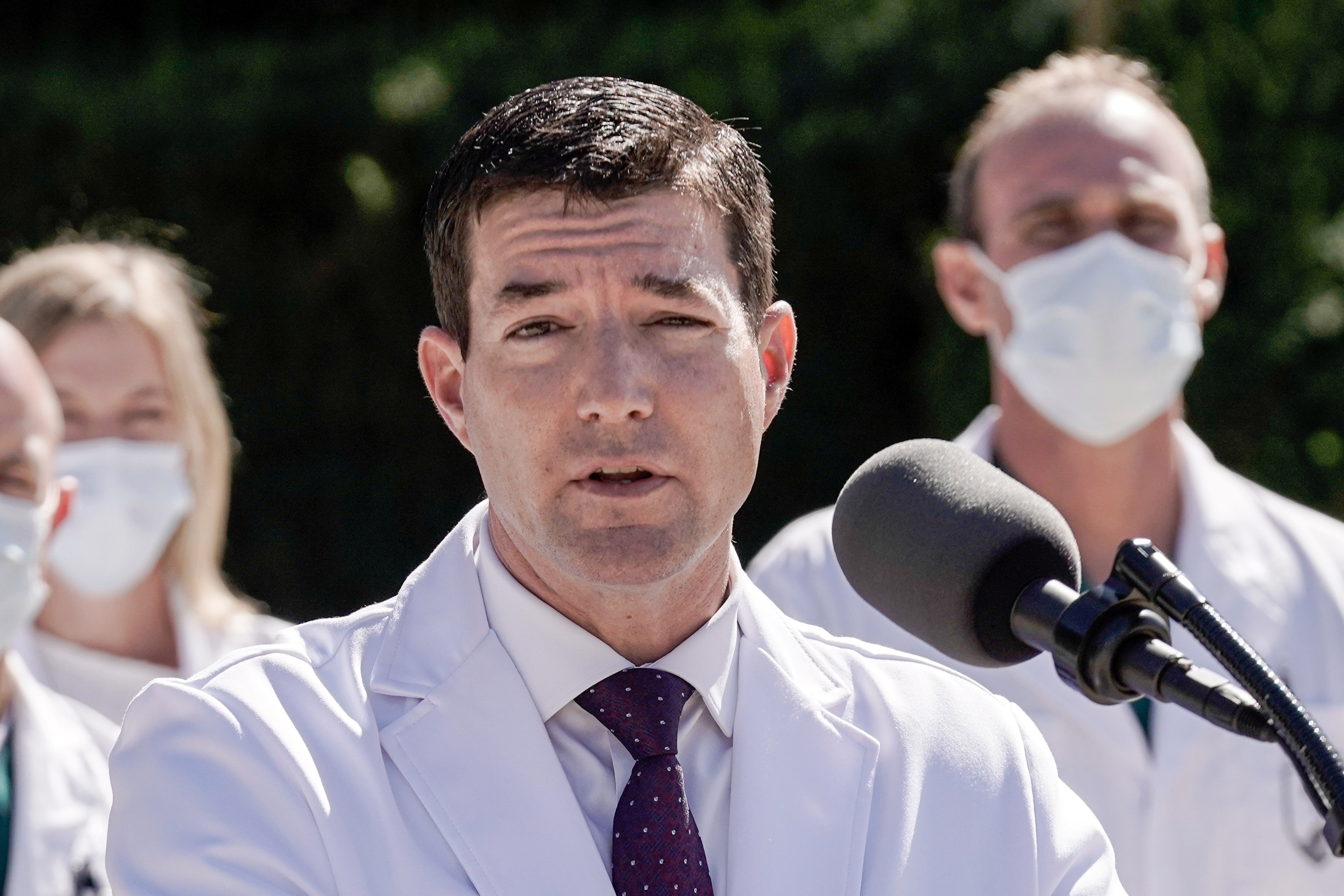Quién es Sean Conley, el médico osteópata que apoyó la hidroxicloroquina y ahora supervisa el tratamiento de Donald Trump