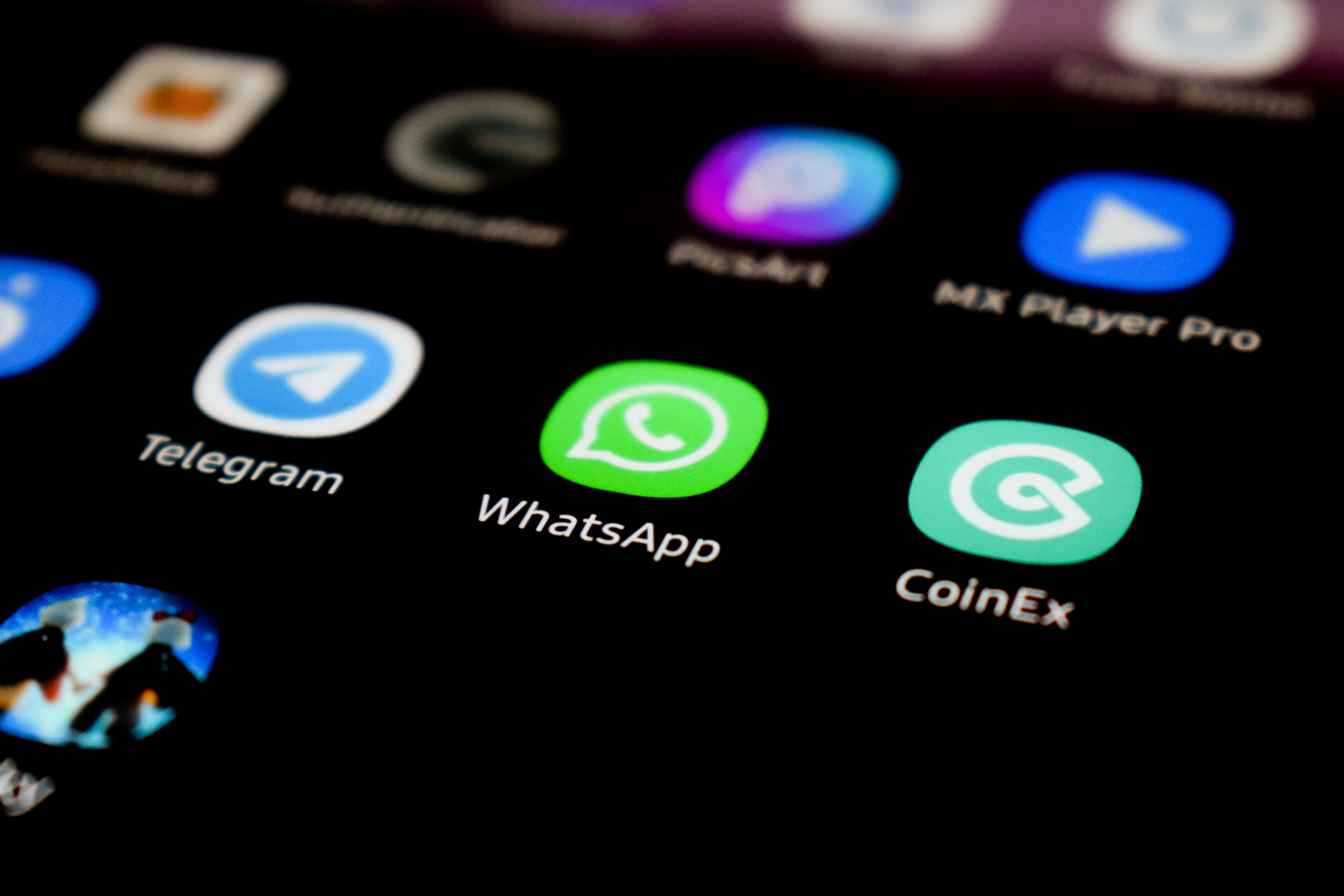 Russische Milliardäre haben eine Warnmeldung verschickt, in der sie WhatsApp-Nutzer auffordern, sich von der App fernzuhalten.