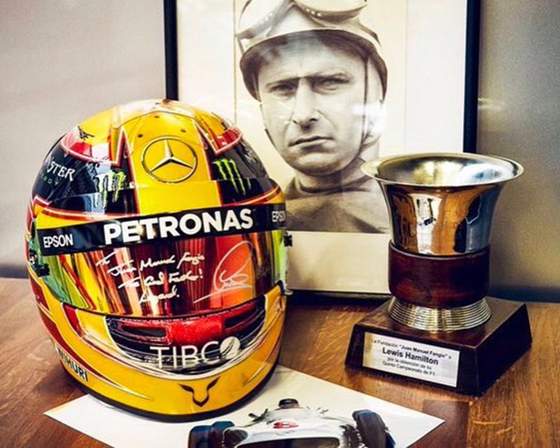 El casco que donó al Museo Juan Manuel Fangio (@museo_fangio)