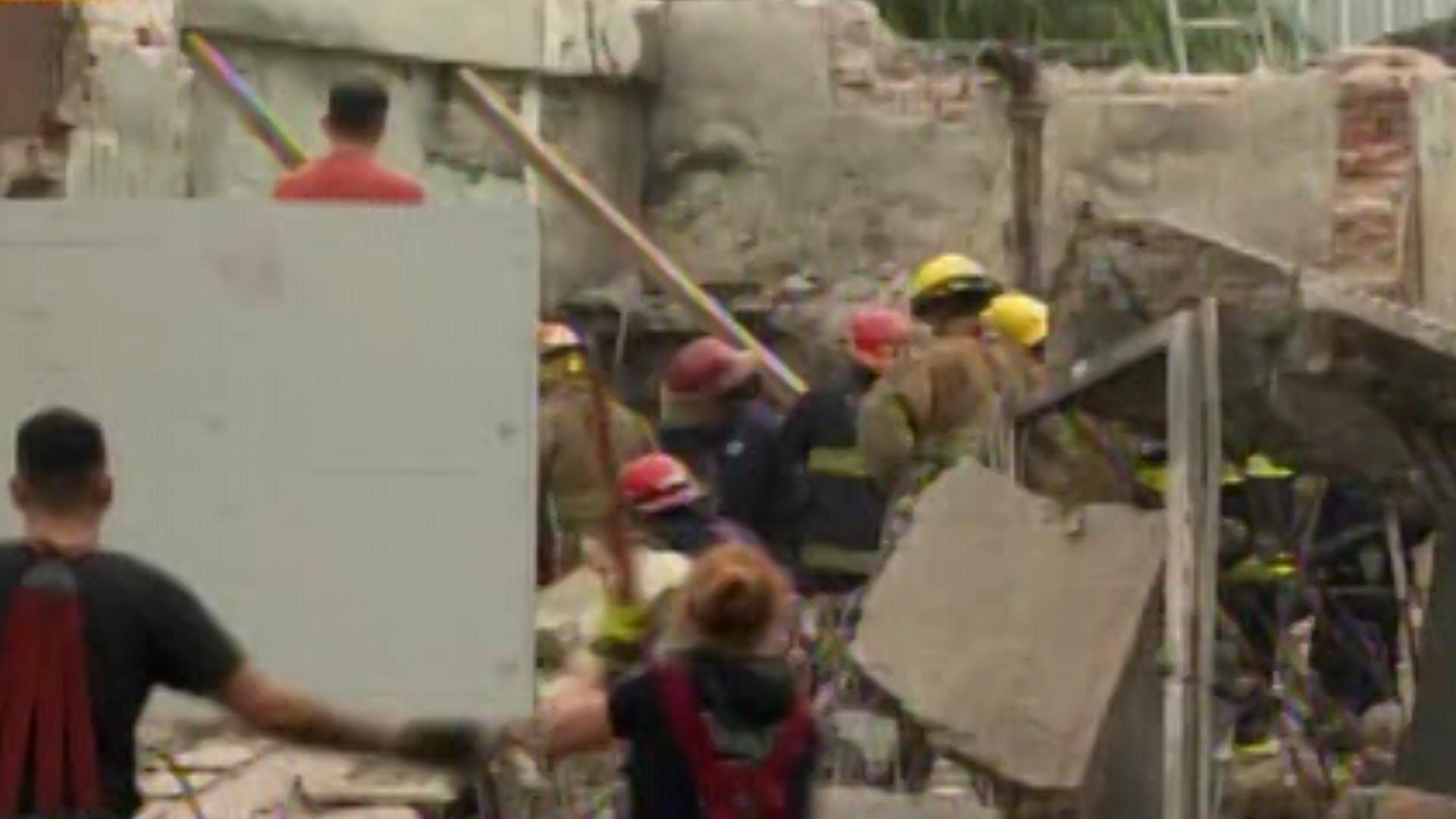 Personal de Defensa Civil y Bomberos Voluntarios de Ituzaingó trabajaron en el lugar para hallar al trabajador desaparecido.