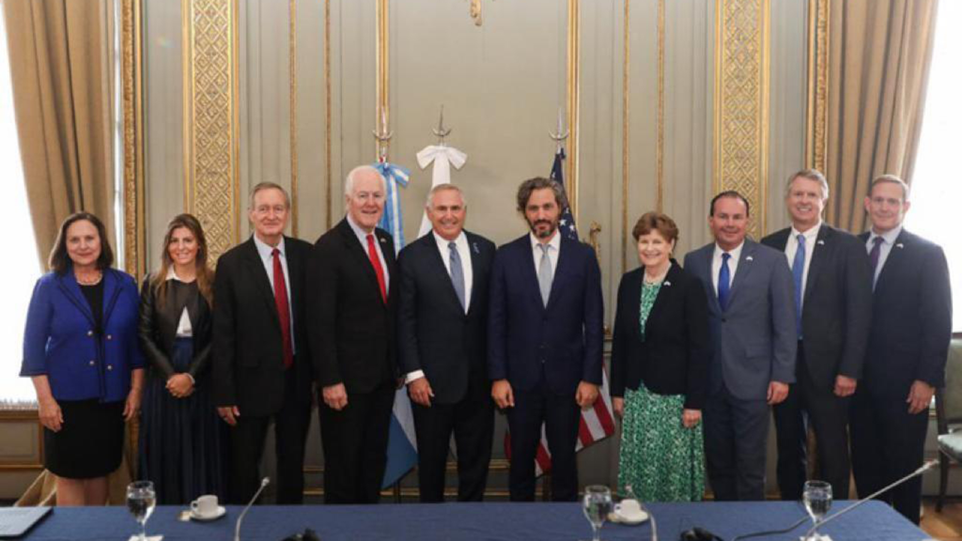 Santiago Cafiero, el embajador de Estados Unidos en la Argentina, Marc Stanley, y la delegación de senadores republicanos y demócratas que visitó la Argentina