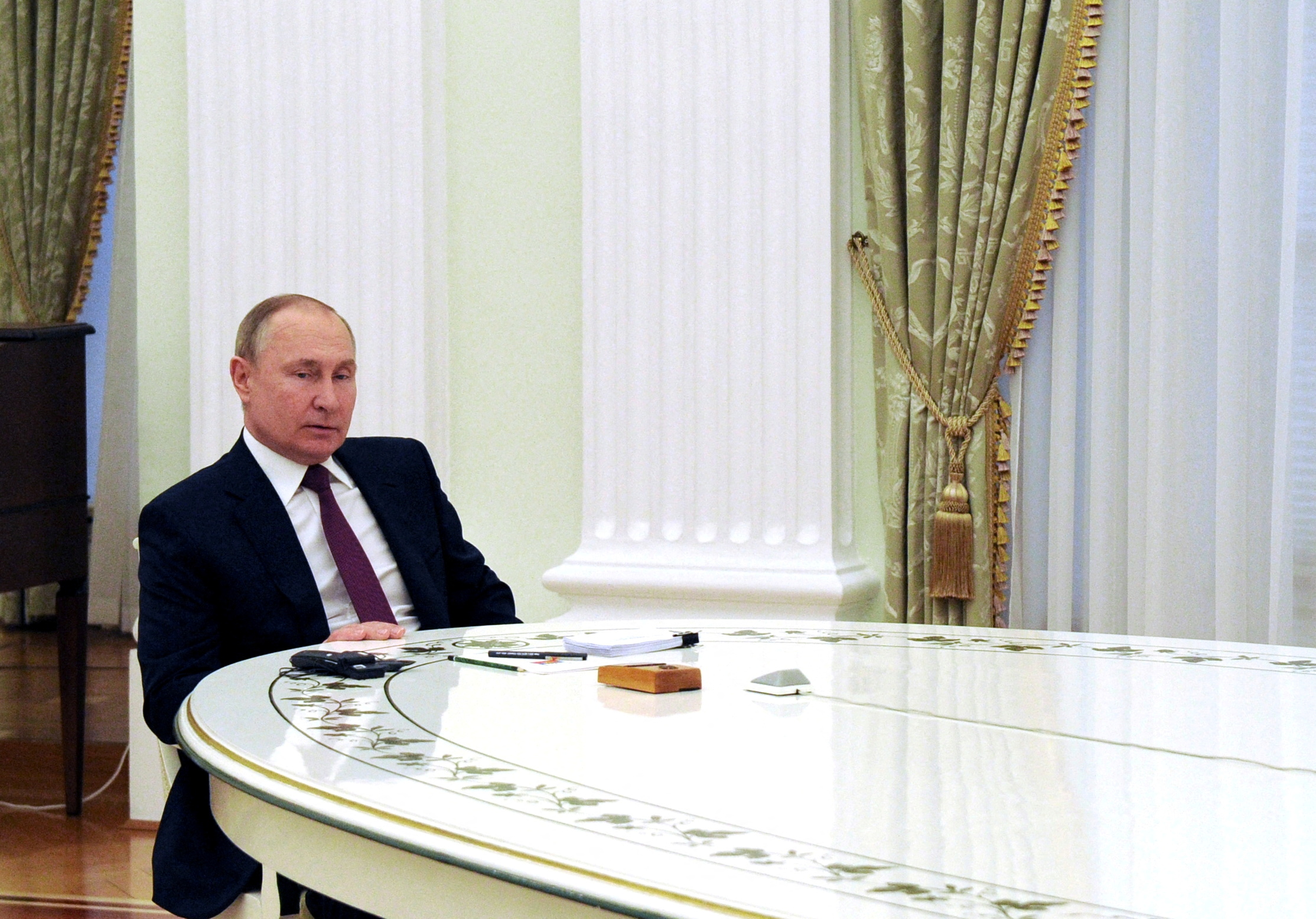 Putin suele sentarse en grandes meses a metros de distancia de su interlocutor (Sputnik/Mikhail Klimentyev/Kremlin via REUTERS)