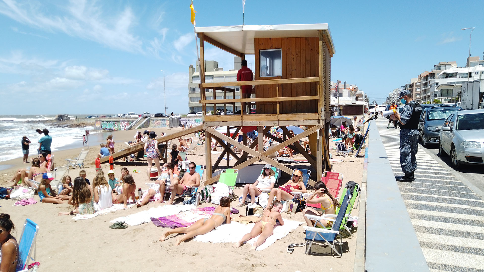 La Prefectura uruguaya recorre las playas para pedir a los bañistas que mantengan la distancia