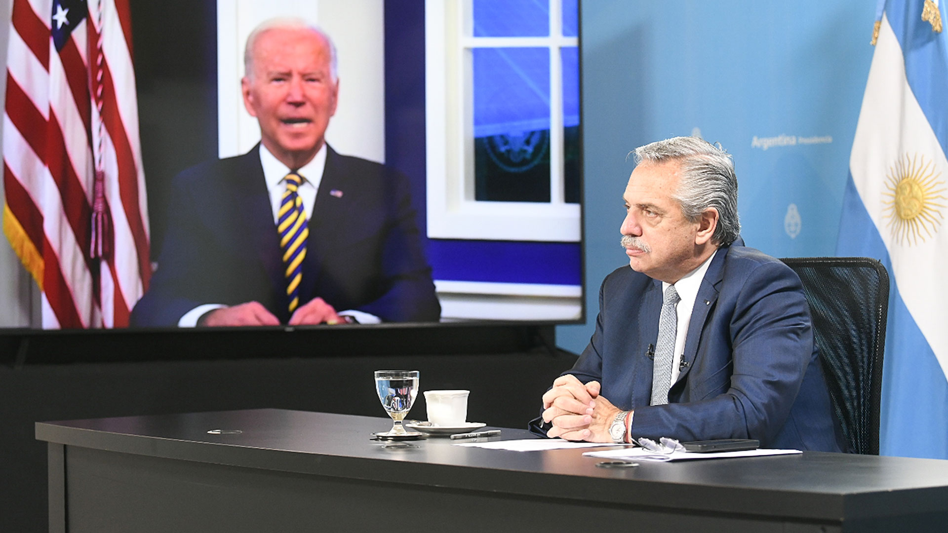 El presidente Alberto Fernández y, en la pantalla, el de EEUU, Joseph Biden, durante la "Cumbre de Democracias"
